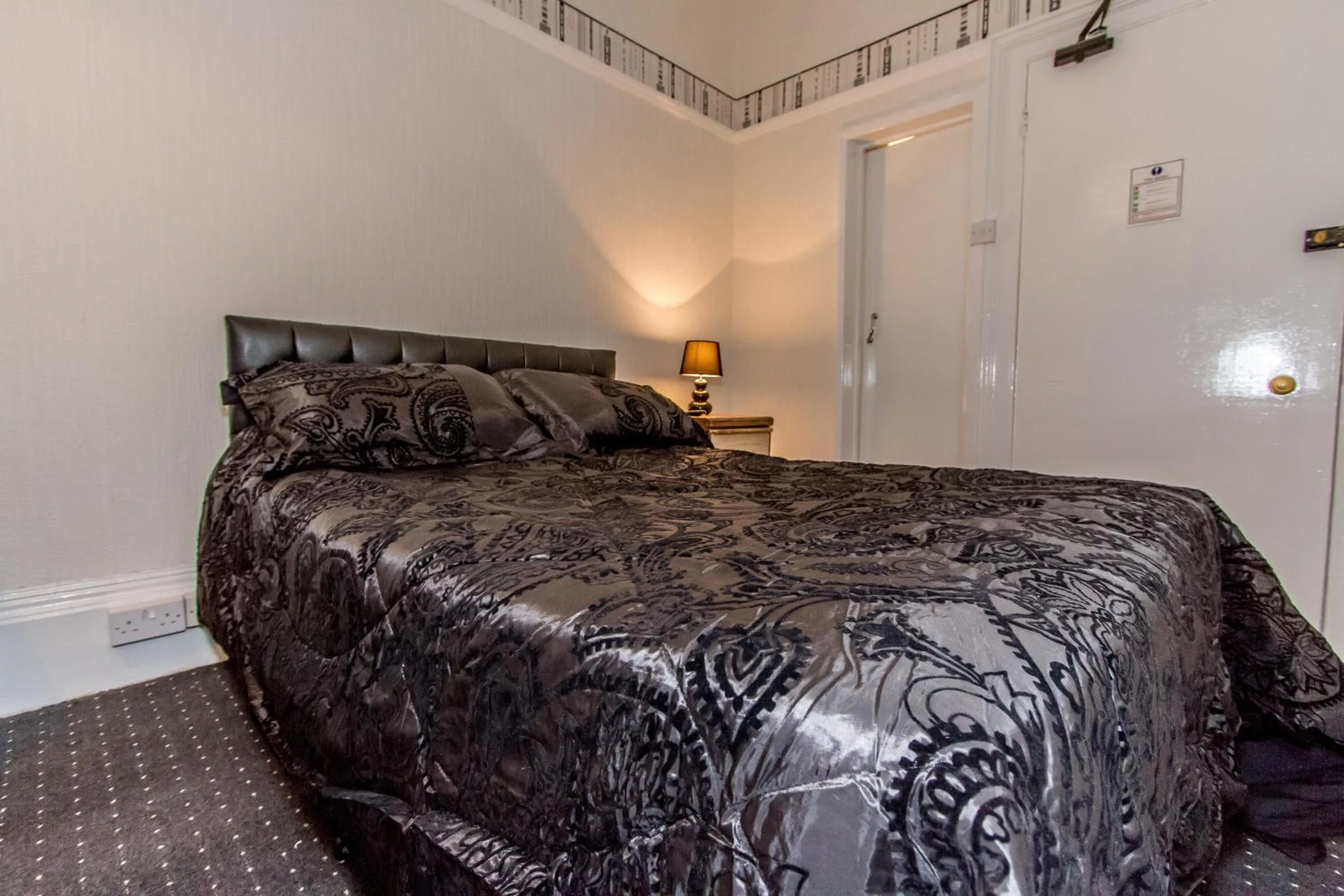 Bedroom, Bed in The Carlton Hotel