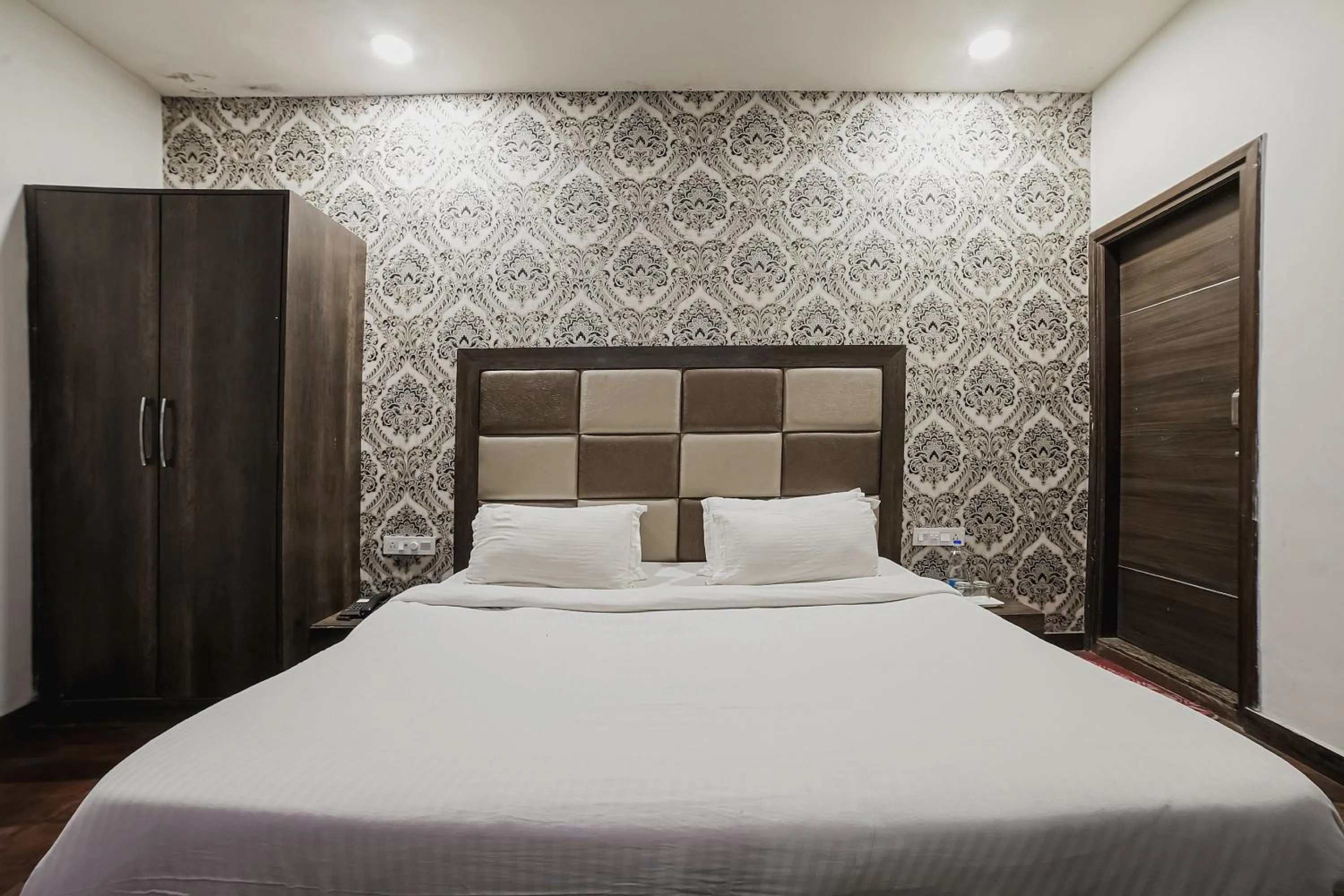 Bedroom, Bed in Townhouse Hollywood Heights