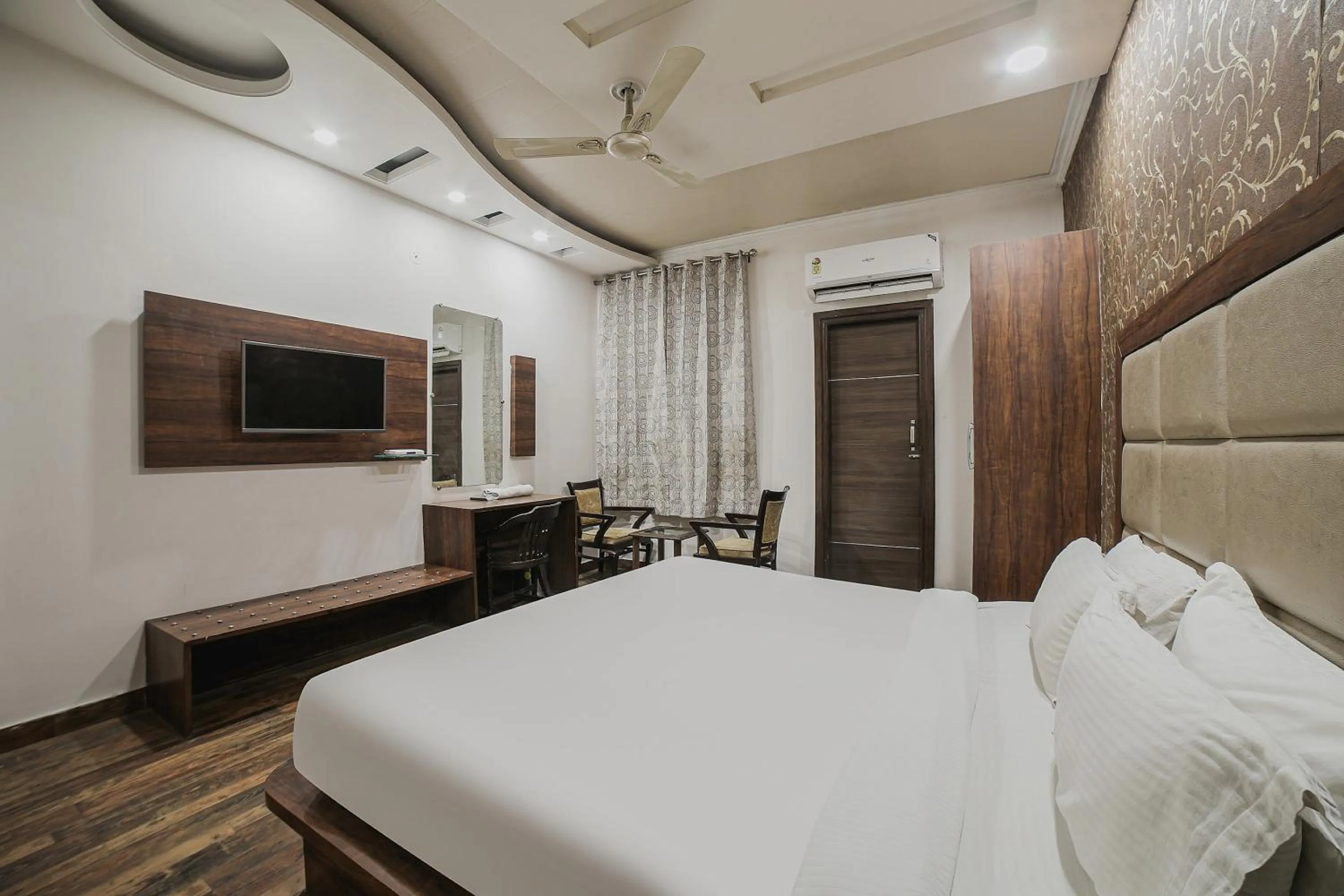 Bedroom, Bed in Townhouse Hollywood Heights