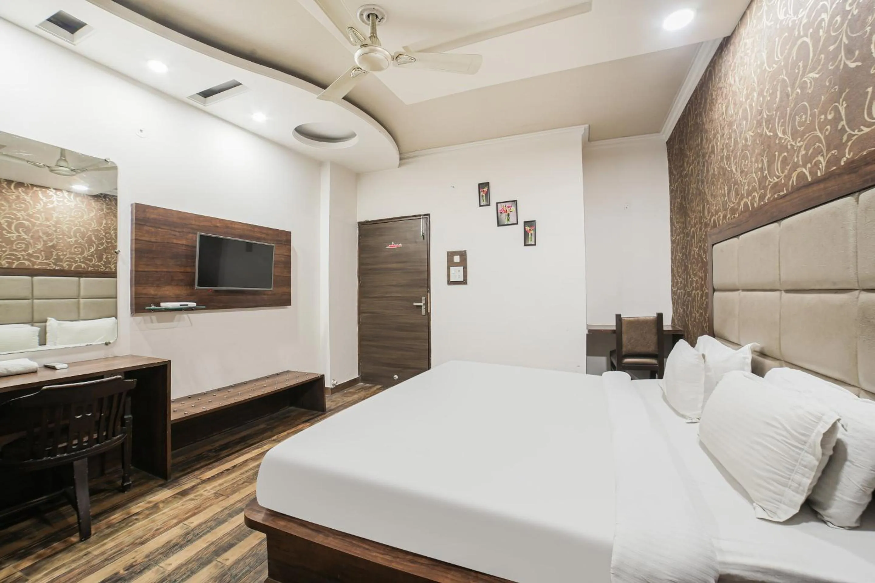 Bedroom, Bed in Townhouse Hollywood Heights