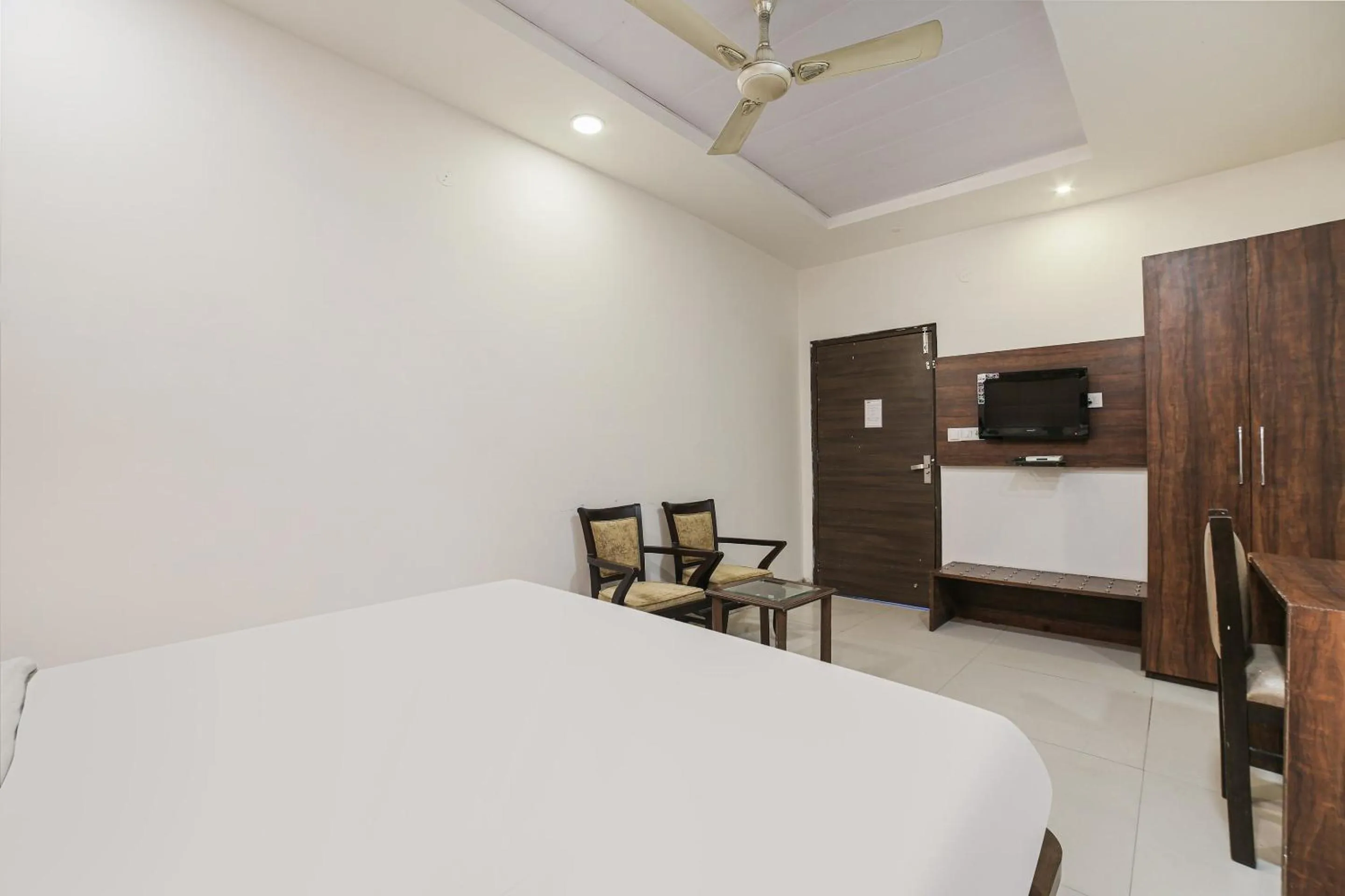 Bedroom, Bed in Townhouse Hollywood Heights