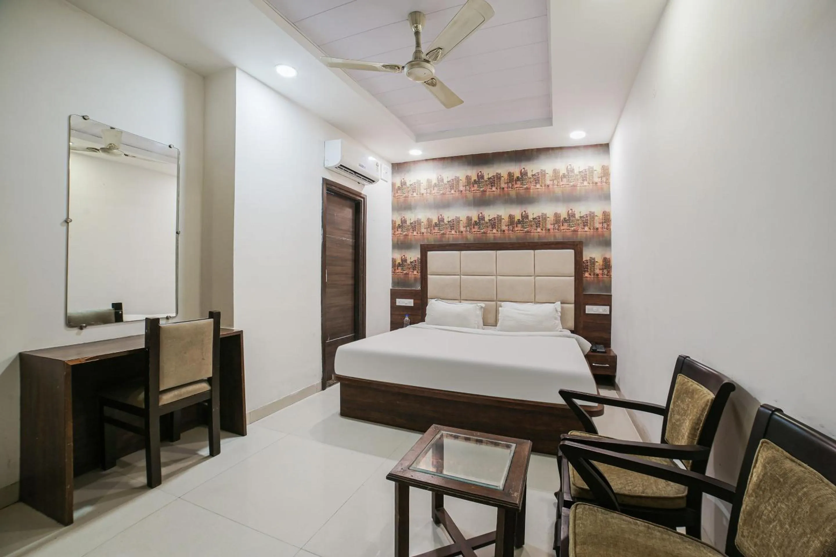 Bedroom, Bed in Townhouse Hollywood Heights