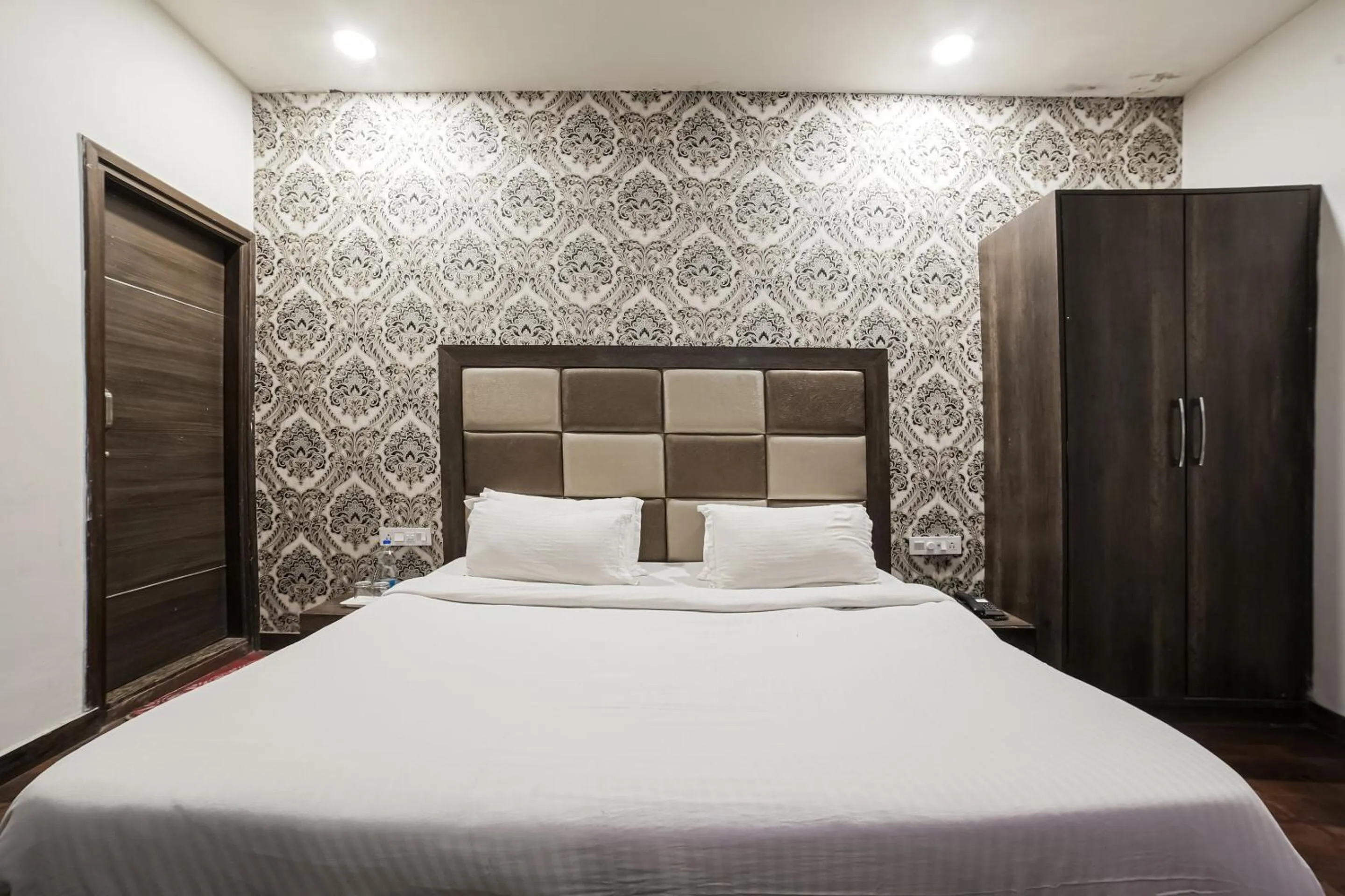 Bedroom, Bed in Townhouse Hollywood Heights