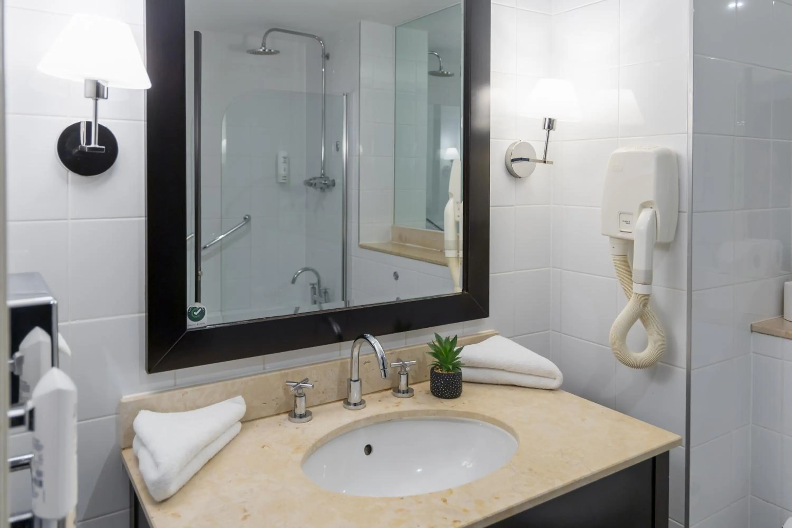 Bathroom in Shamrock Lodge Hotel
