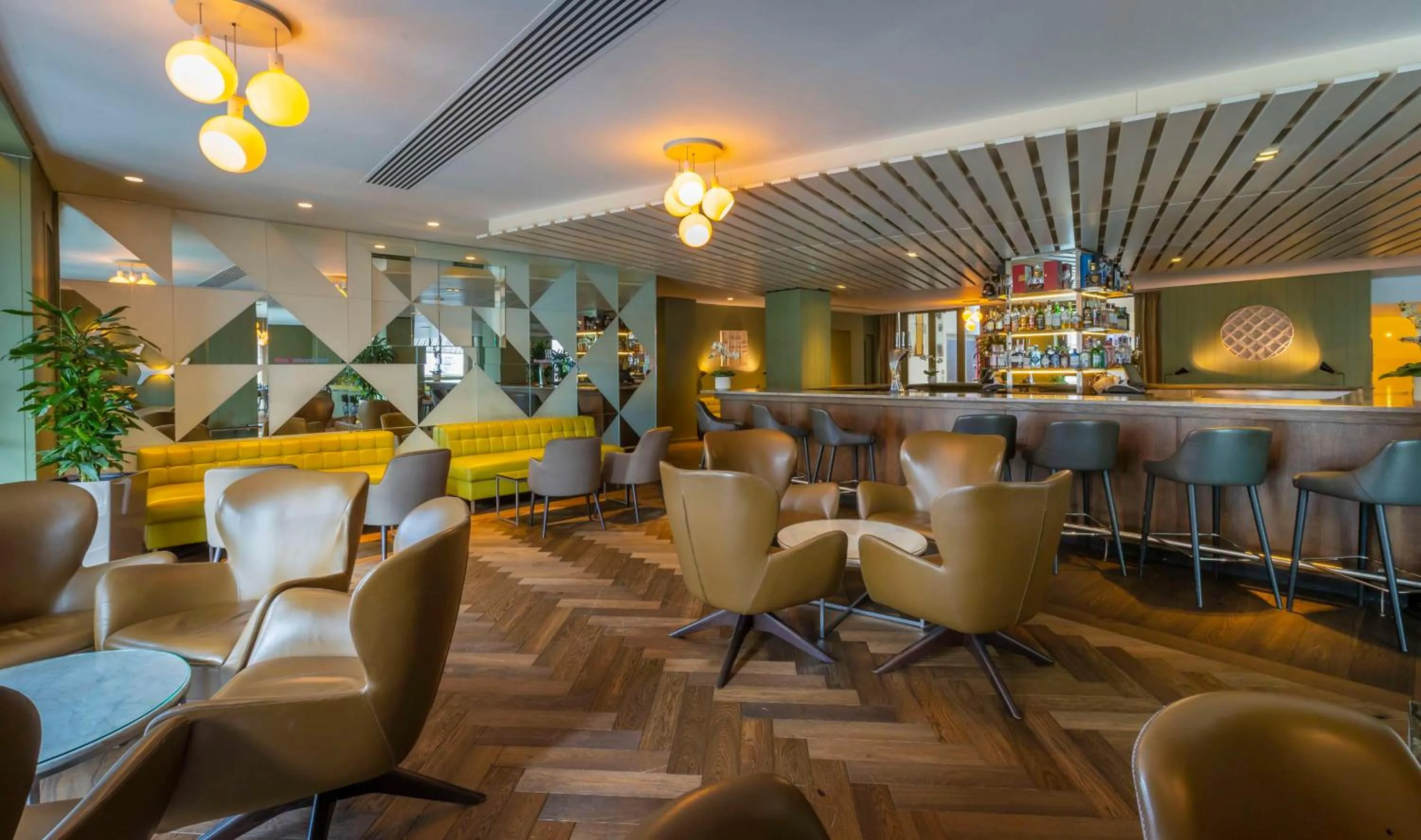 Lounge or bar in The Morrison Dublin, Curio Collection by Hilton