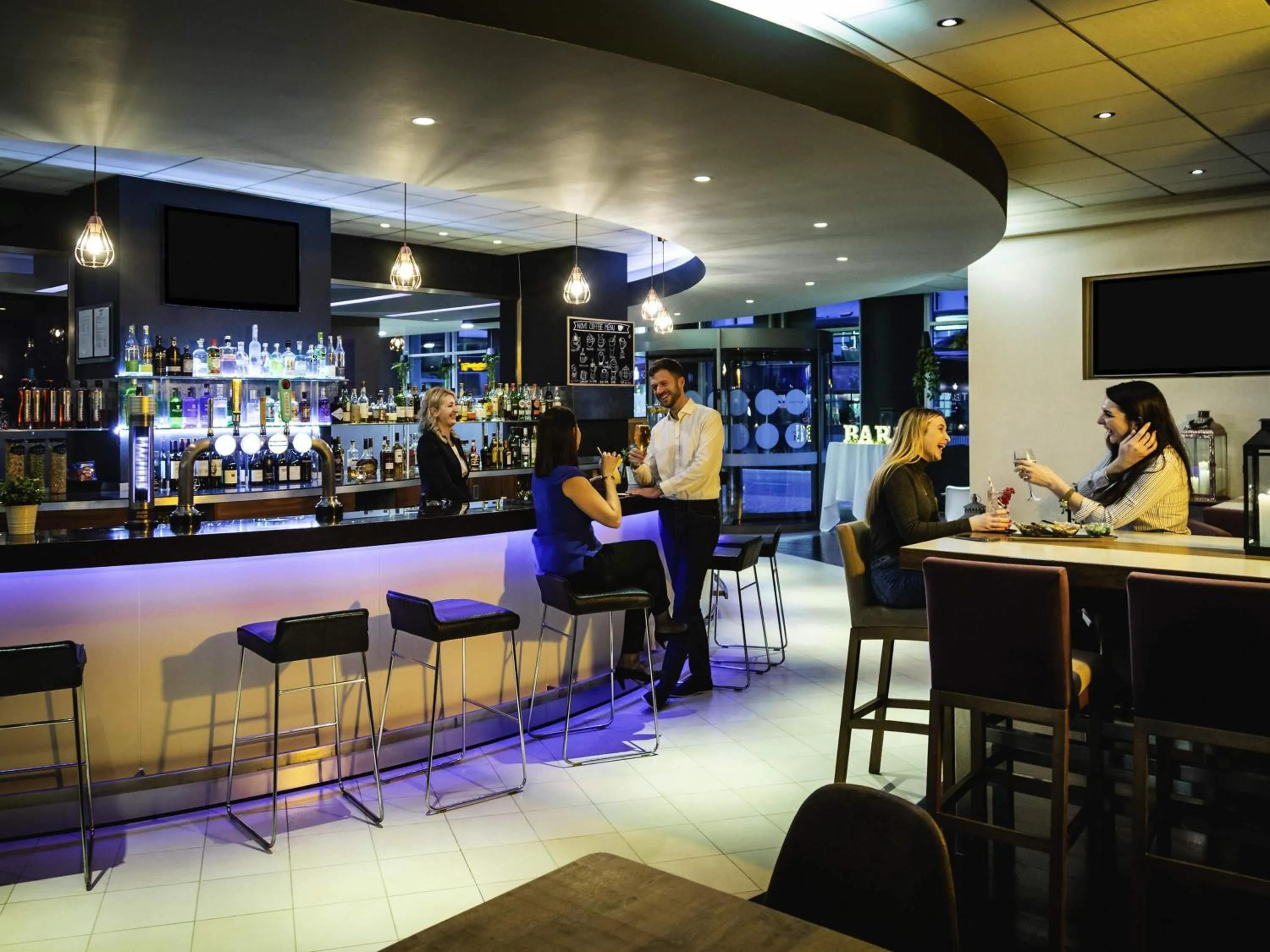 Lounge or bar in Novotel Reading Centre