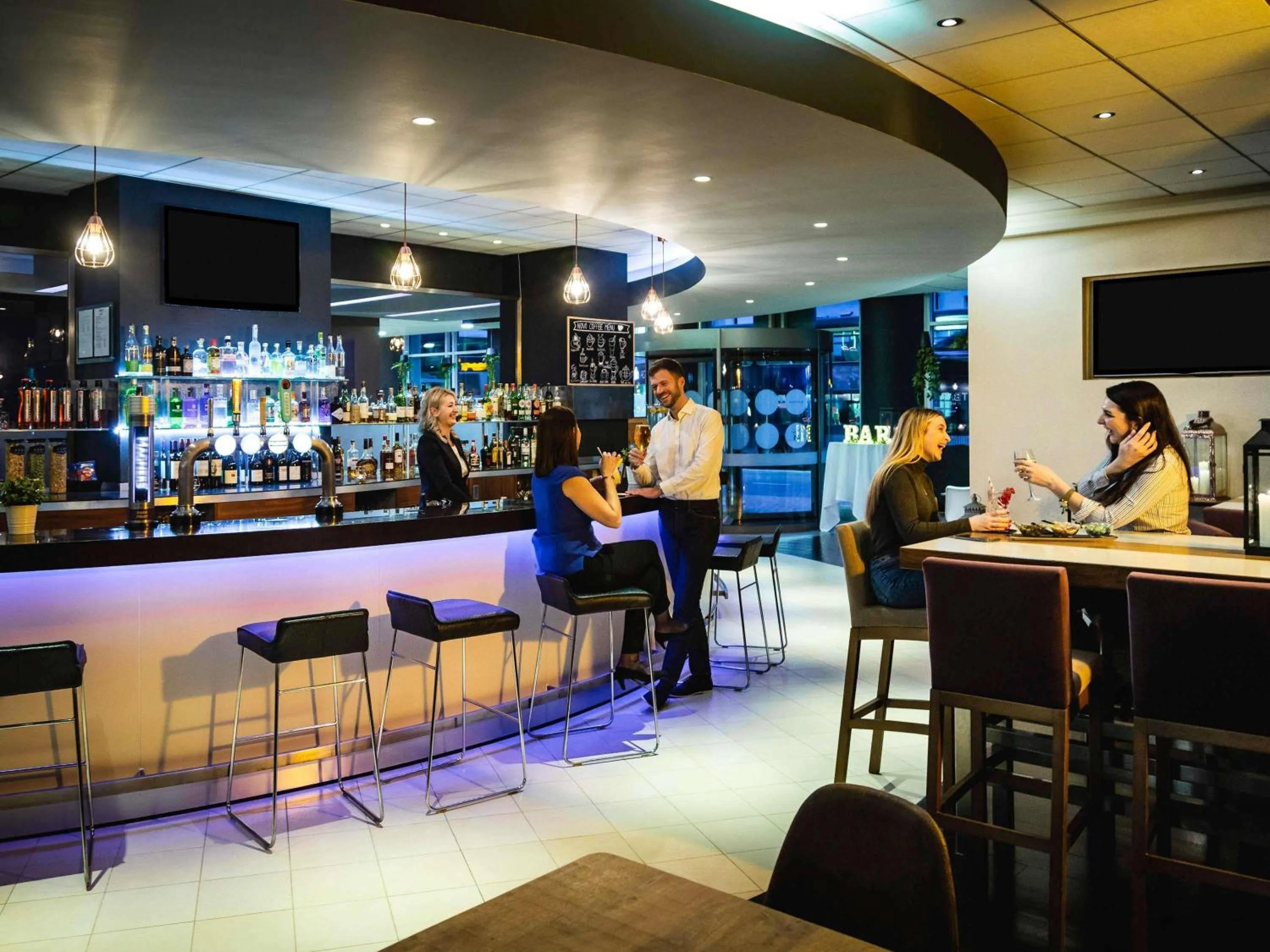 Lounge or bar in Novotel Reading Centre