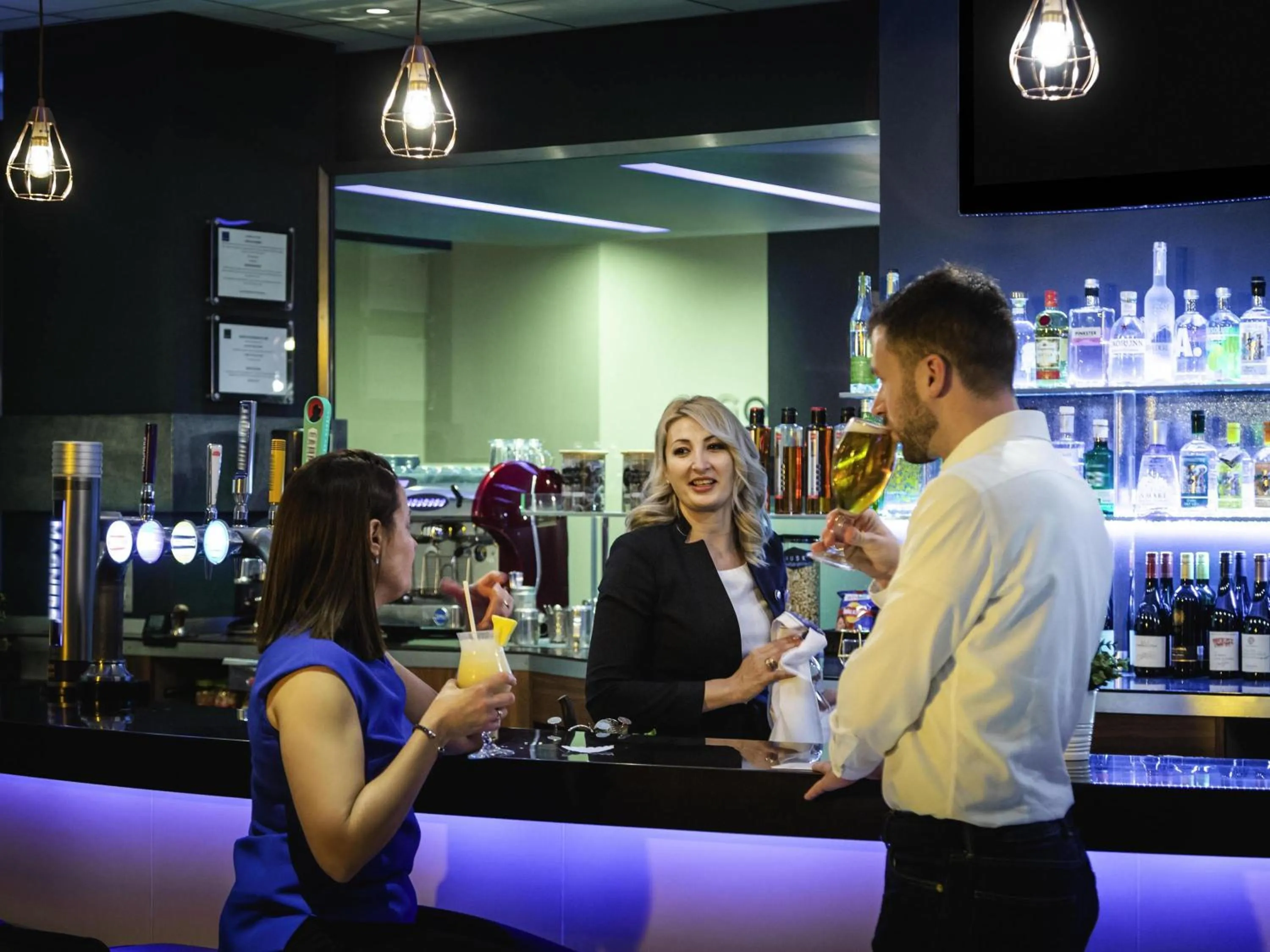 Lounge or bar in Novotel Reading Centre
