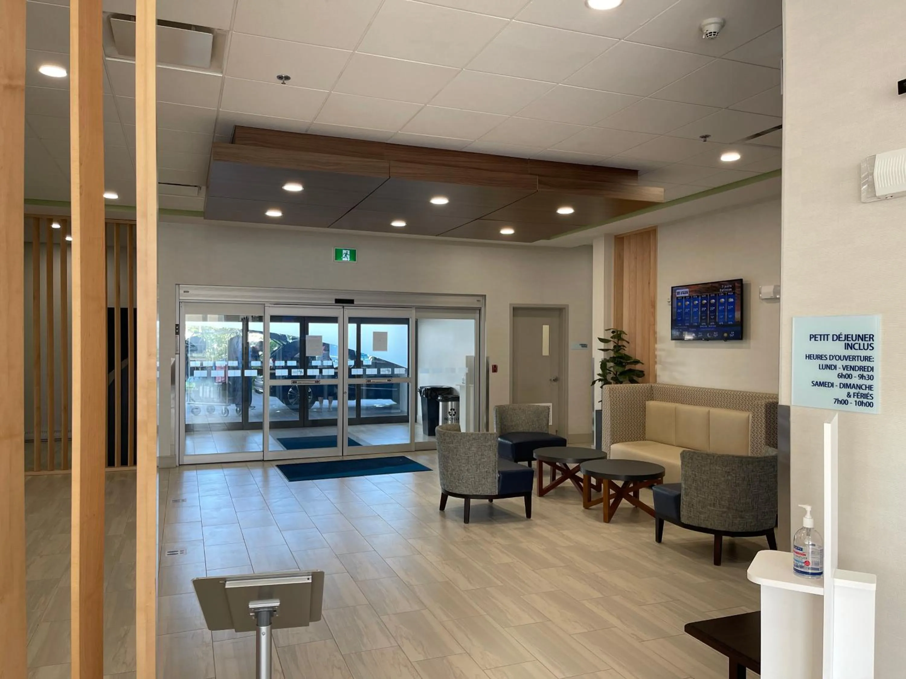 Lobby or reception in Holiday Inn Express & Suites - Gatineau - Ottawa by IHG