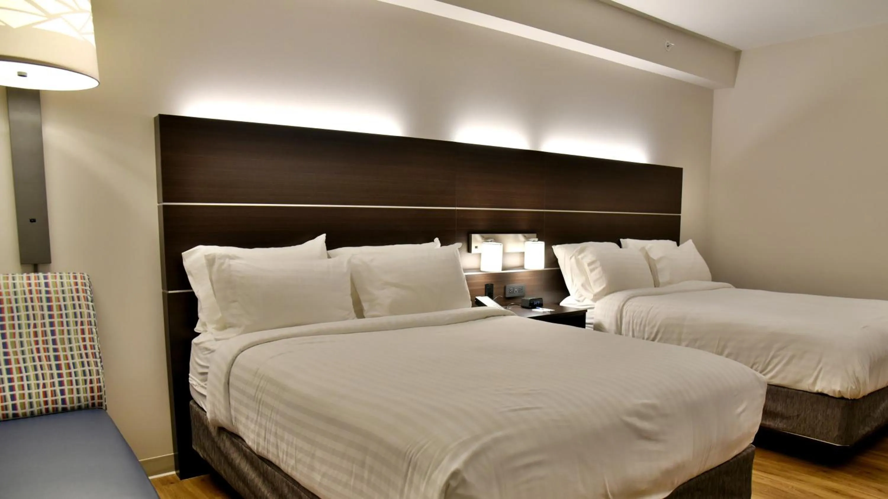 Bedroom, Bed in Holiday Inn Express & Suites - Gatineau - Ottawa by IHG
