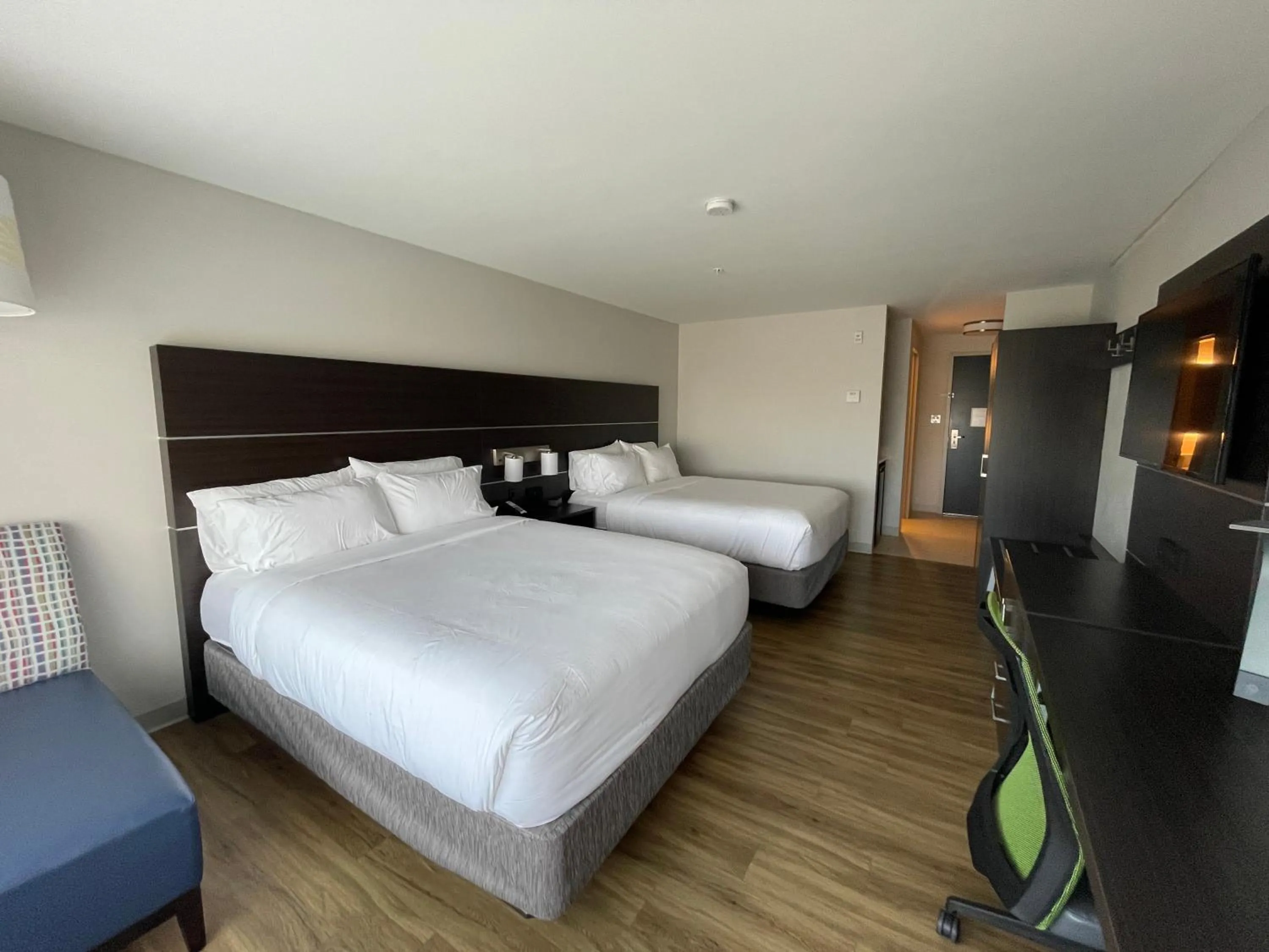 Photo of the whole room, Bed in Holiday Inn Express & Suites - Gatineau - Ottawa by IHG