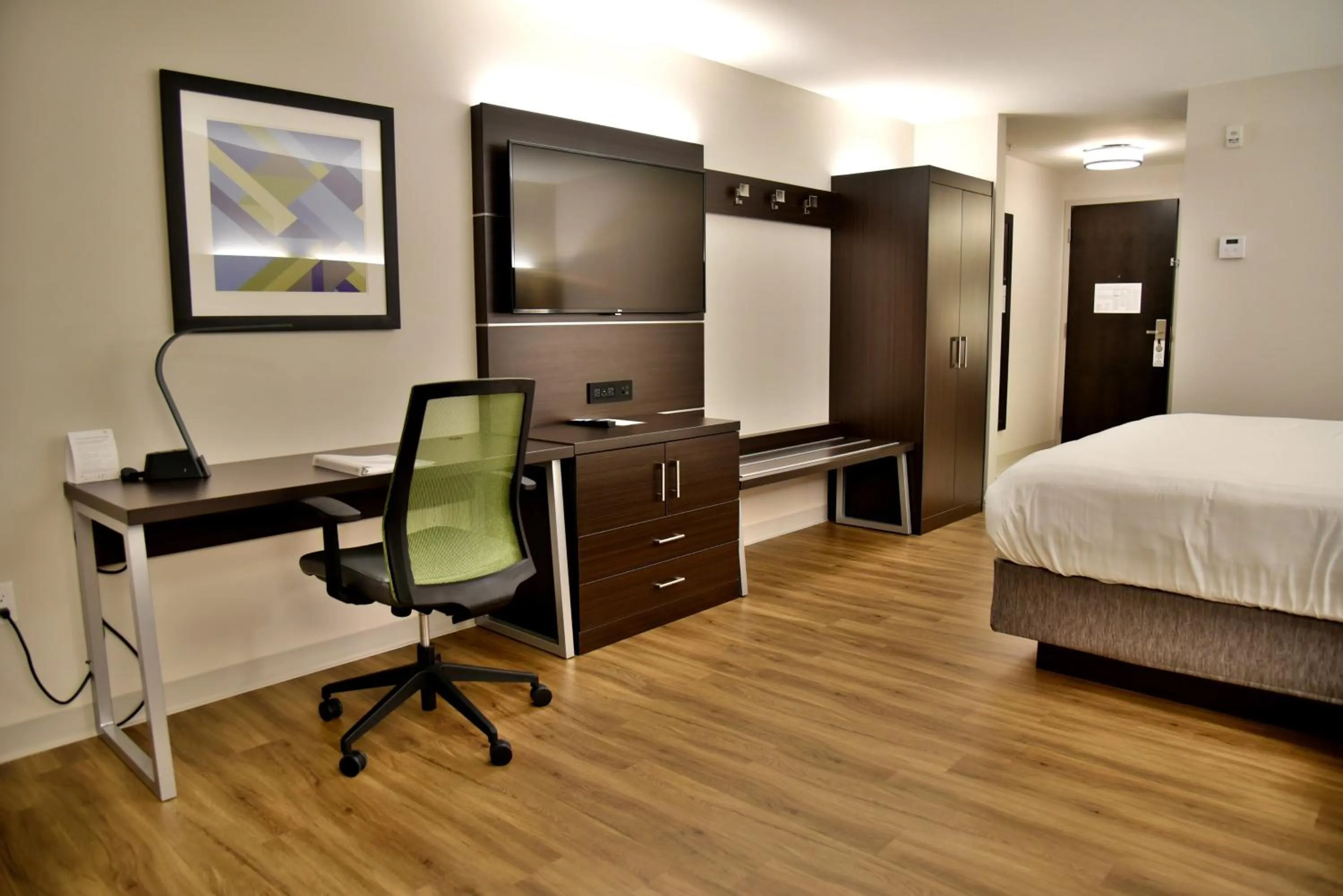 Photo of the whole room, Bed in Holiday Inn Express & Suites - Gatineau - Ottawa by IHG
