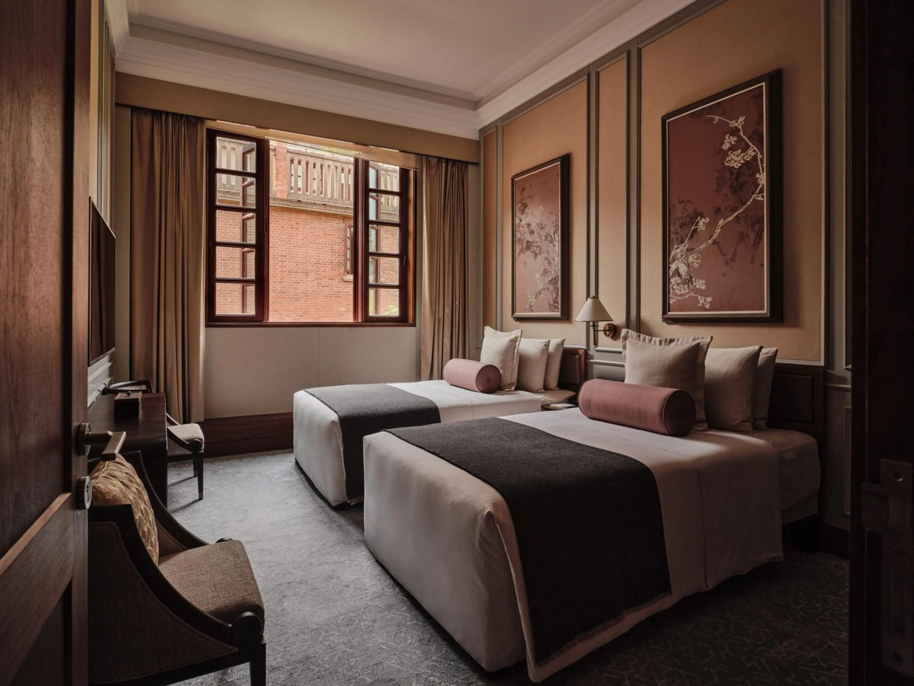 Bed in Capella Shanghai, Jian Ye Li