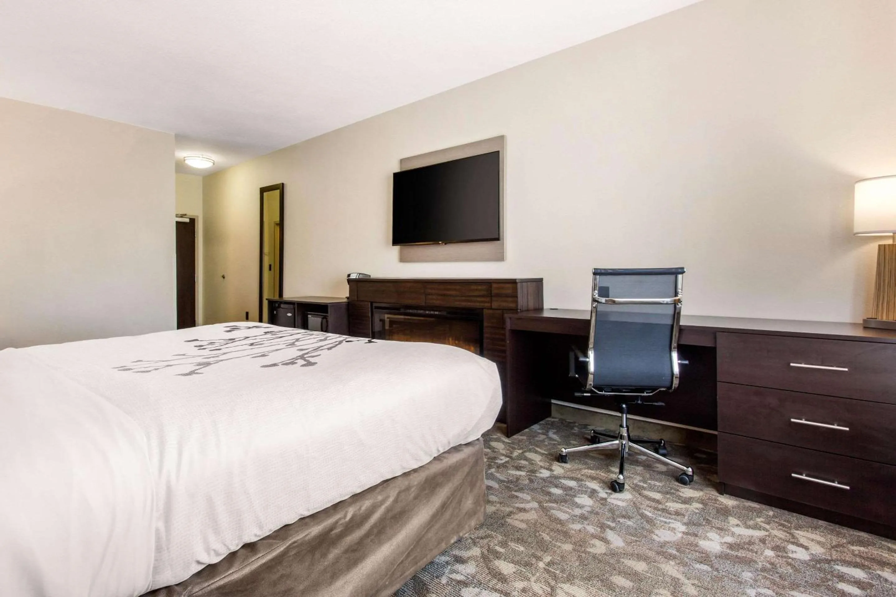Bedroom, Bed in Sleep Inn & Suites Middletown - Goshen
