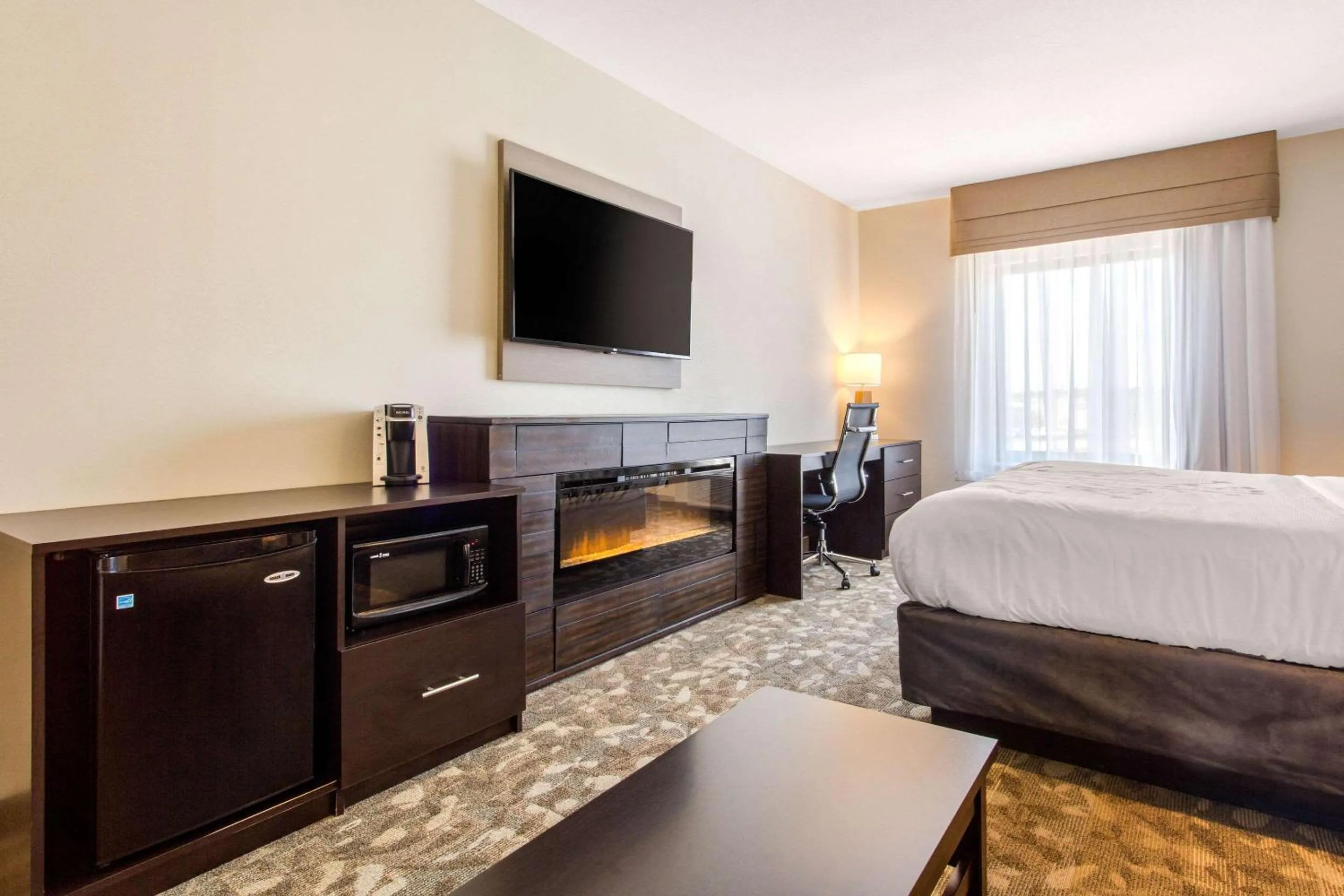 Bedroom, Bed in Sleep Inn & Suites Middletown - Goshen