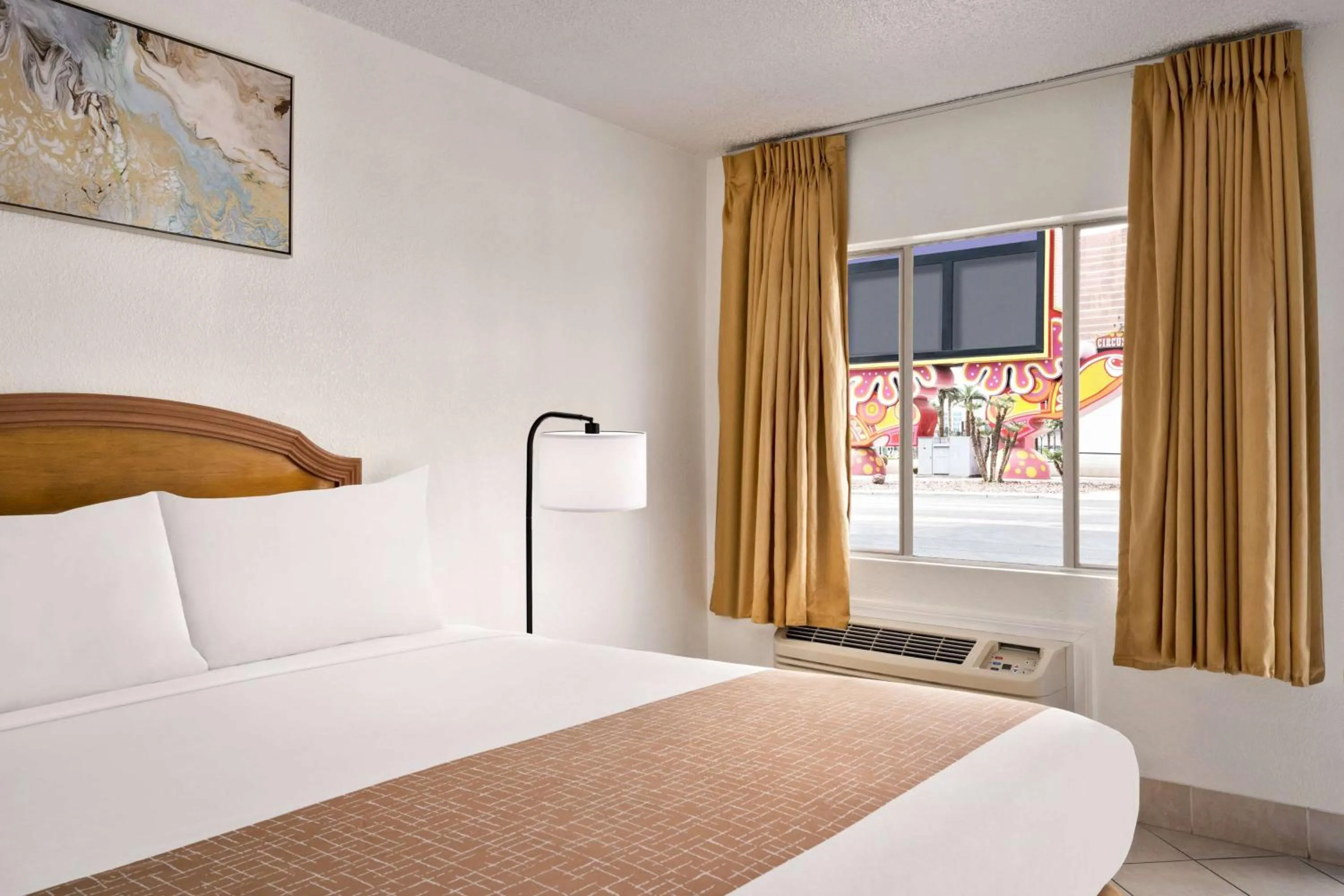 Photo of the whole room, Bed in Travelodge by Wyndham Las Vegas