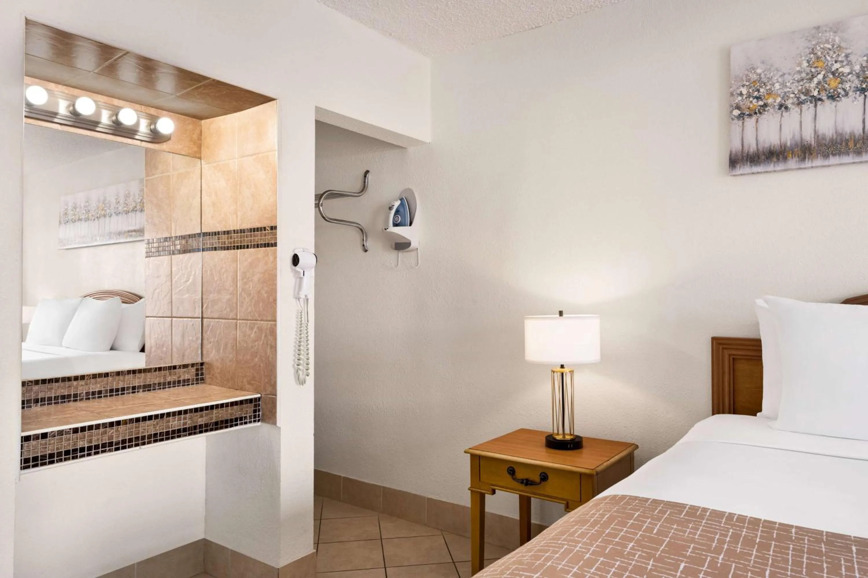 Photo of the whole room, Bed in Travelodge by Wyndham Las Vegas