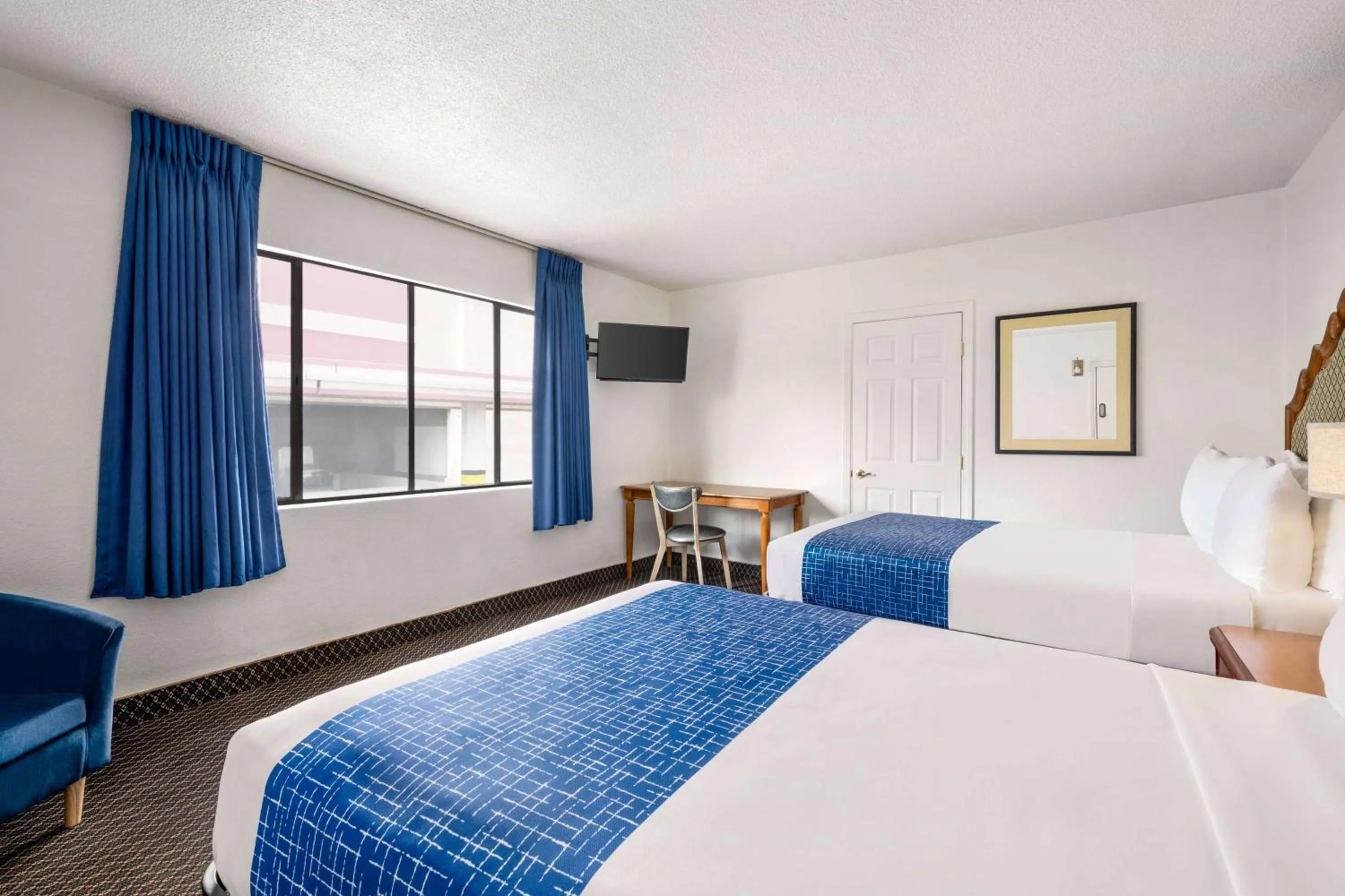 Photo of the whole room, Bed in Travelodge by Wyndham Las Vegas