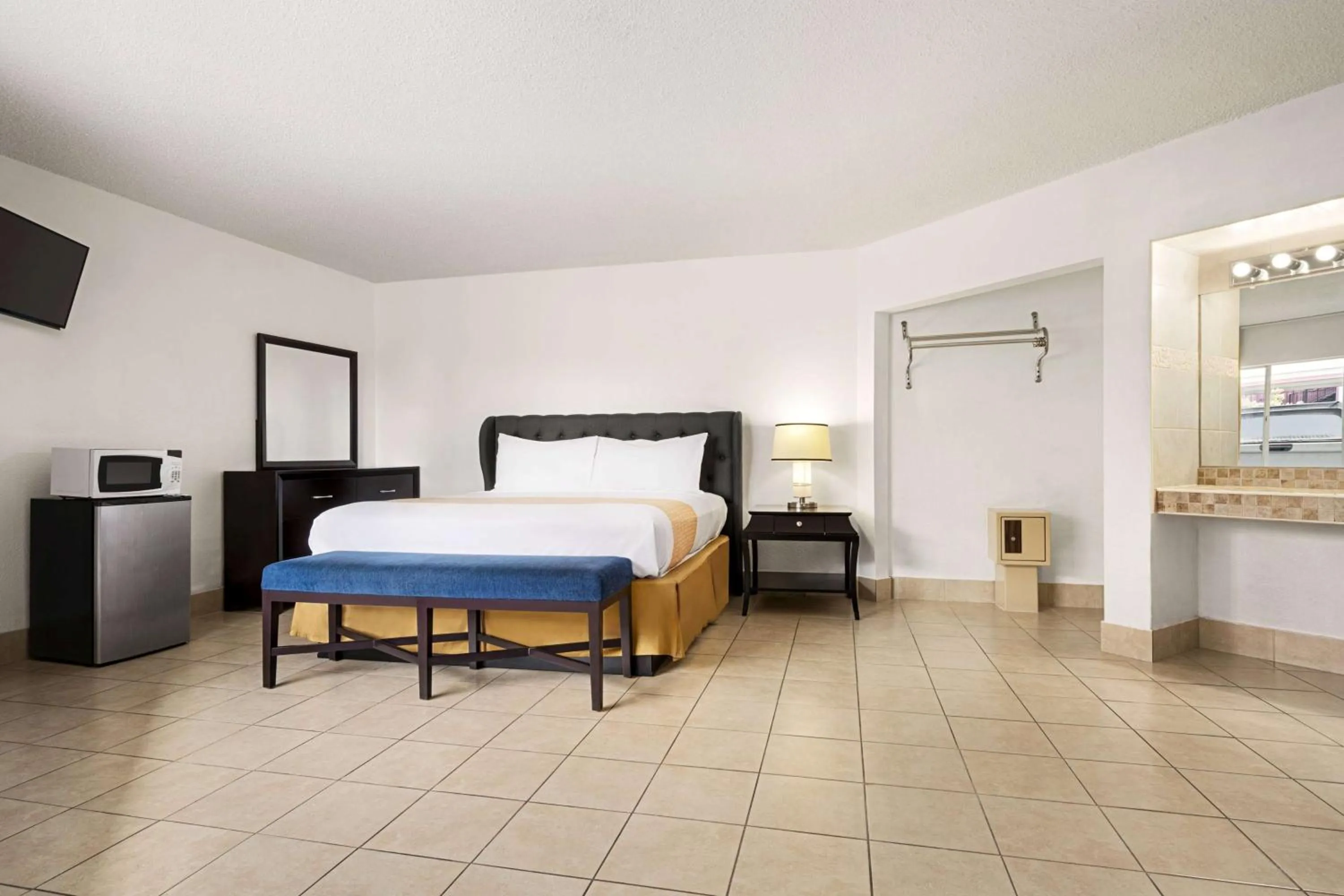 Photo of the whole room, Bed in Travelodge by Wyndham Las Vegas