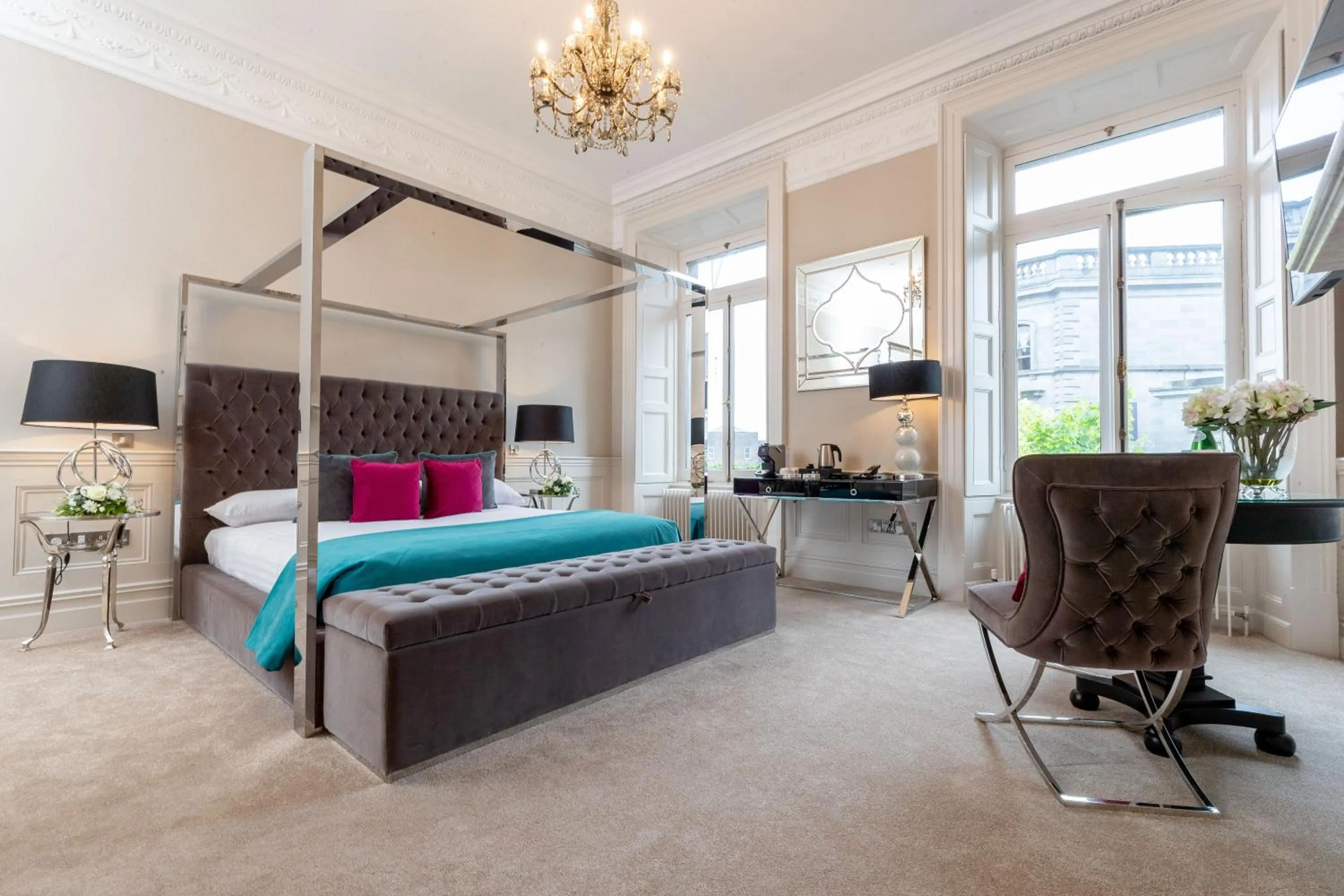 Photo of the whole room, Bed in Kilkenny Hibernian Hotel