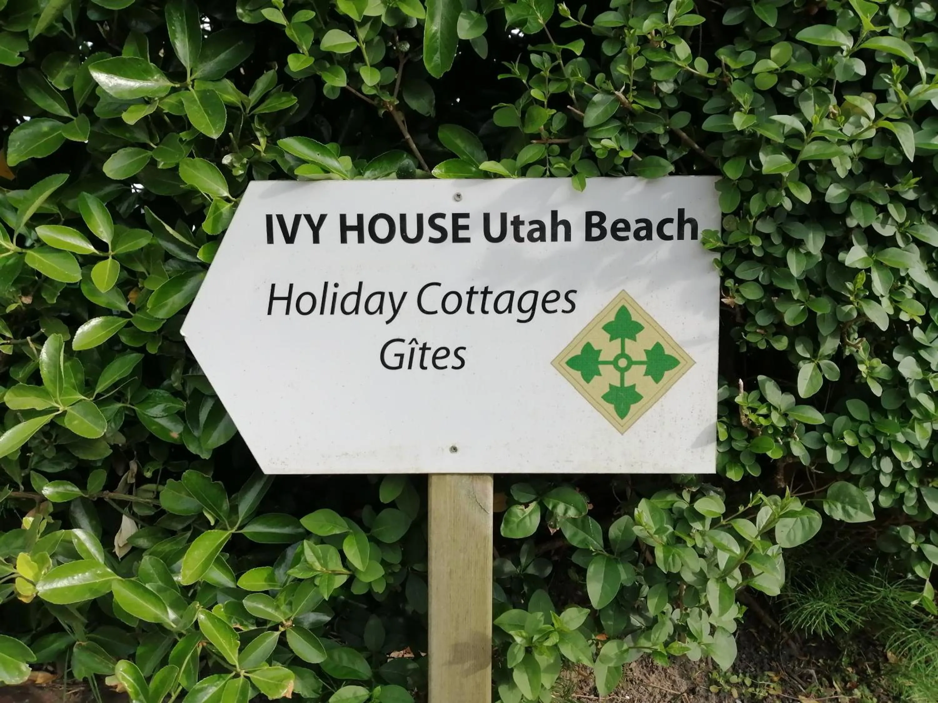 Property logo or sign in Ivy House Utah Beach