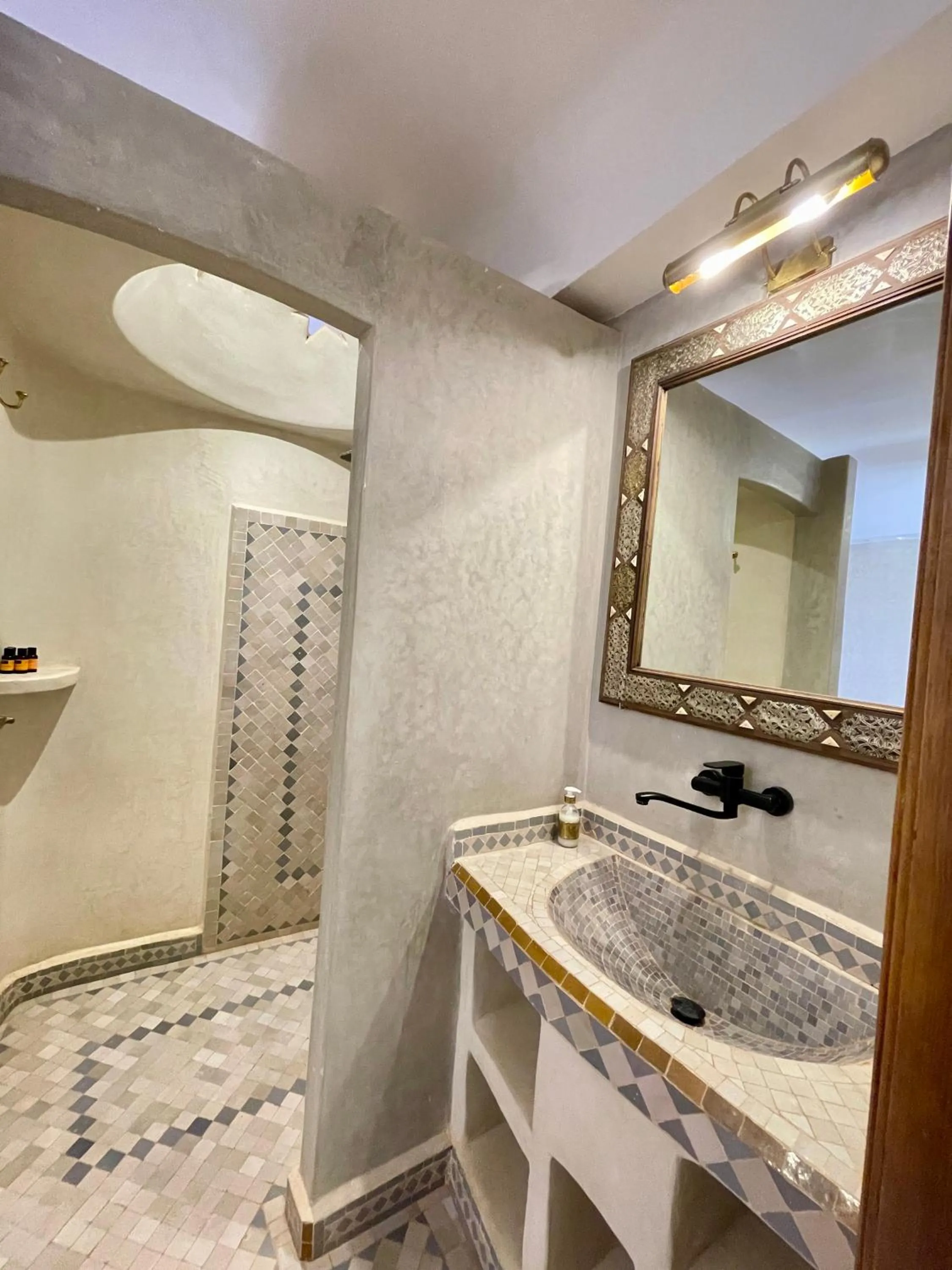 Shower in Bab Rimal - Desert Hotel in M'hamid El Ghizlane