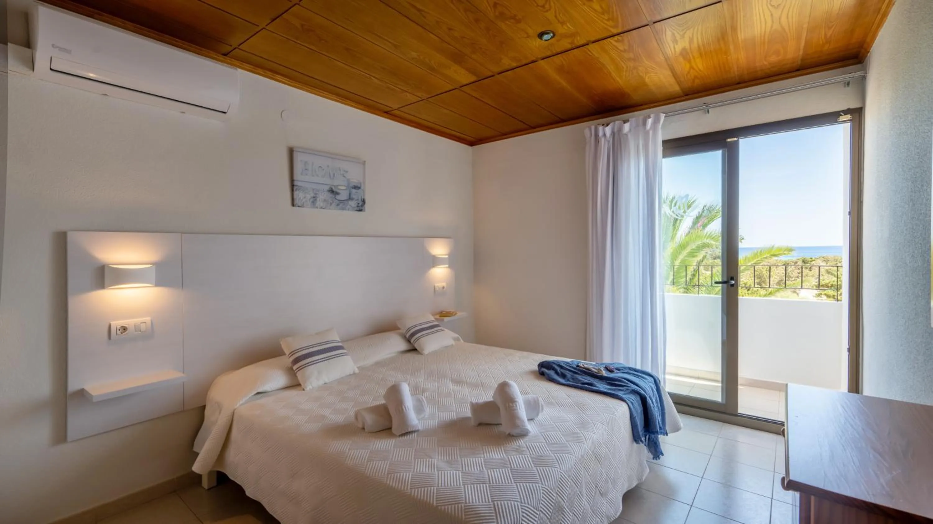 Bed in Hotel Rosamar - Emar Hotels