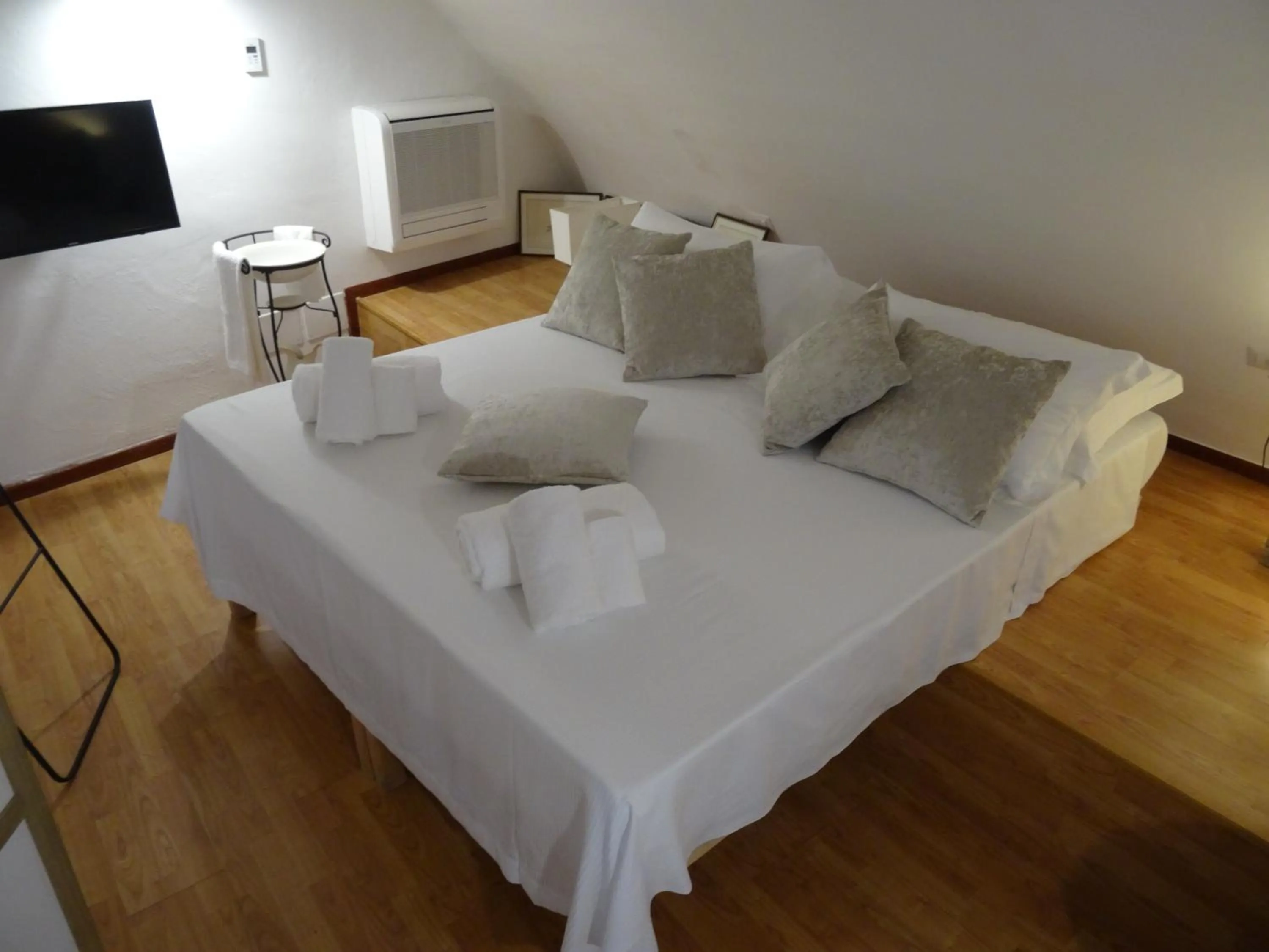 Photo of the whole room, Bed in LA DIMORA DELLE 3 ZIE