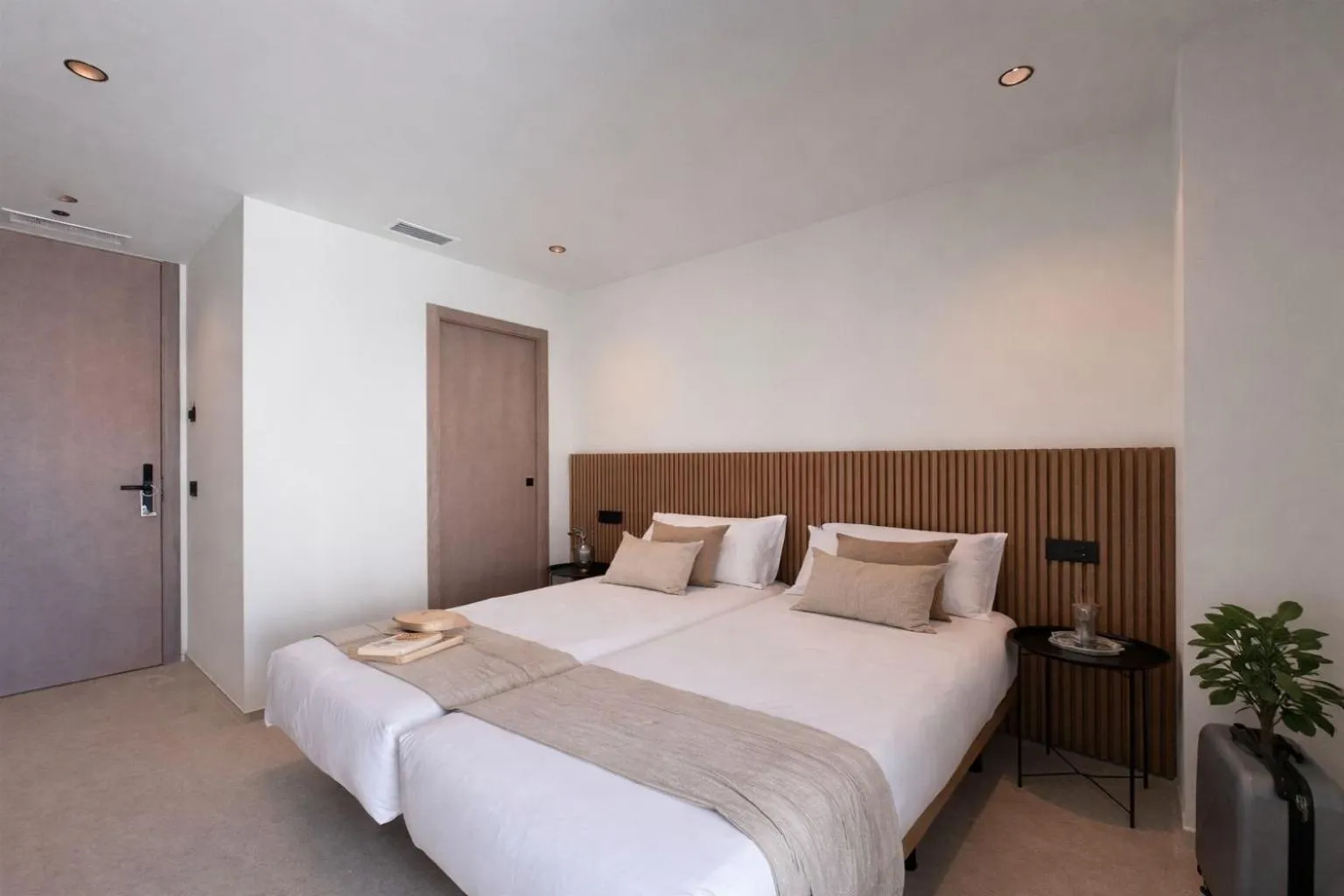 Hugo Beach Hotel & Apartments