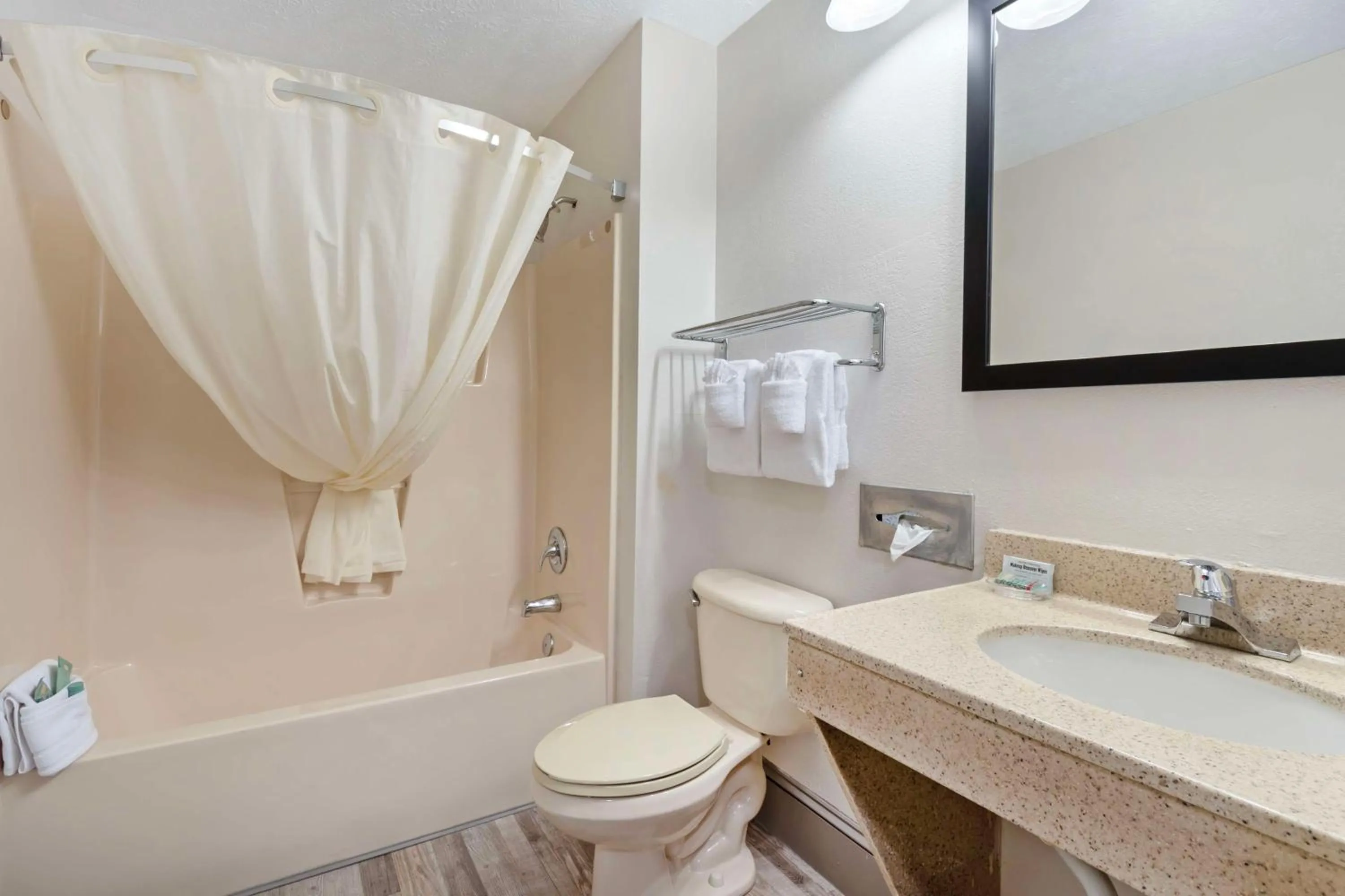 Bathroom in Best Western Magnolia Inn and Suites