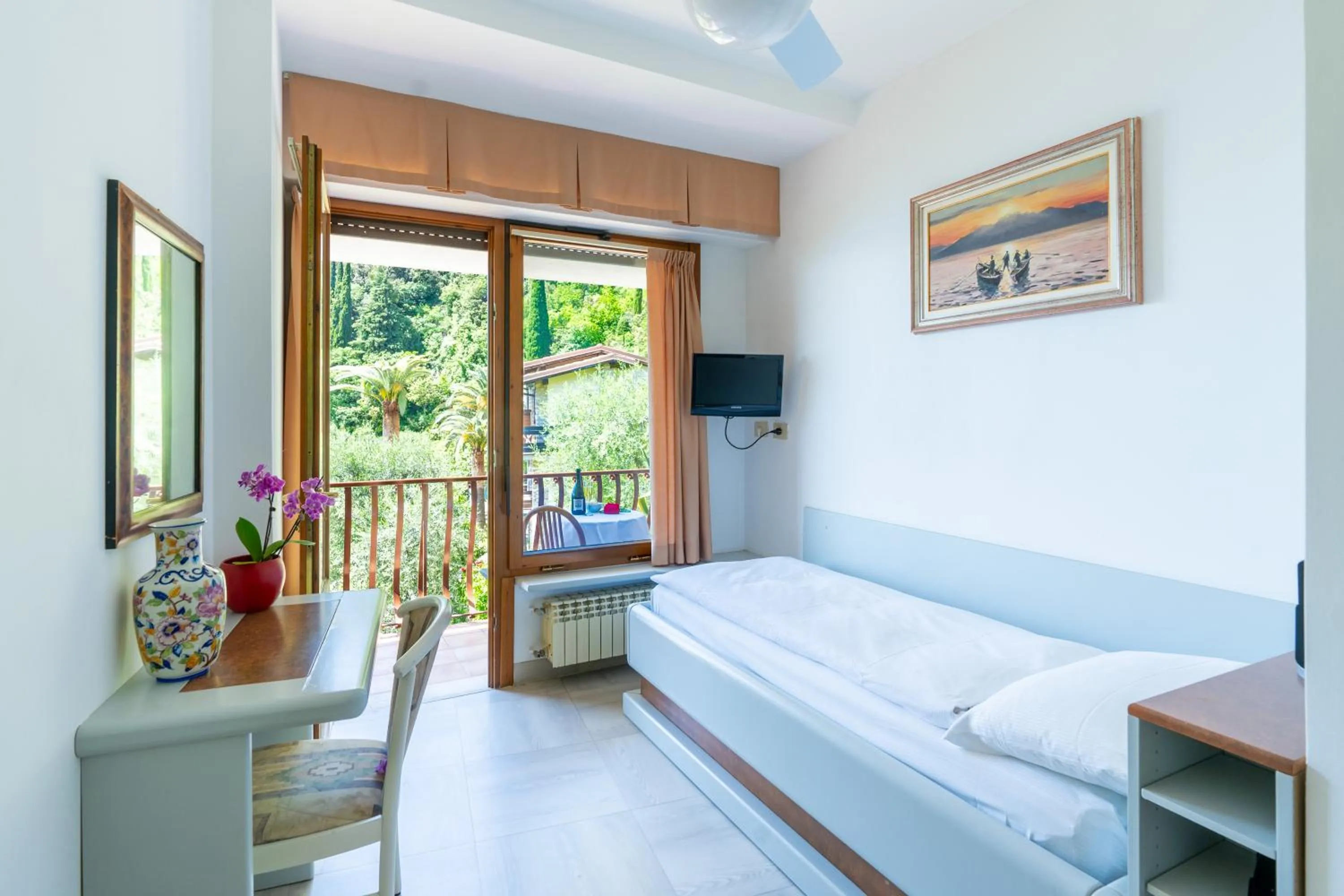 Photo of the whole room, Bed in Hotel Forbisicle