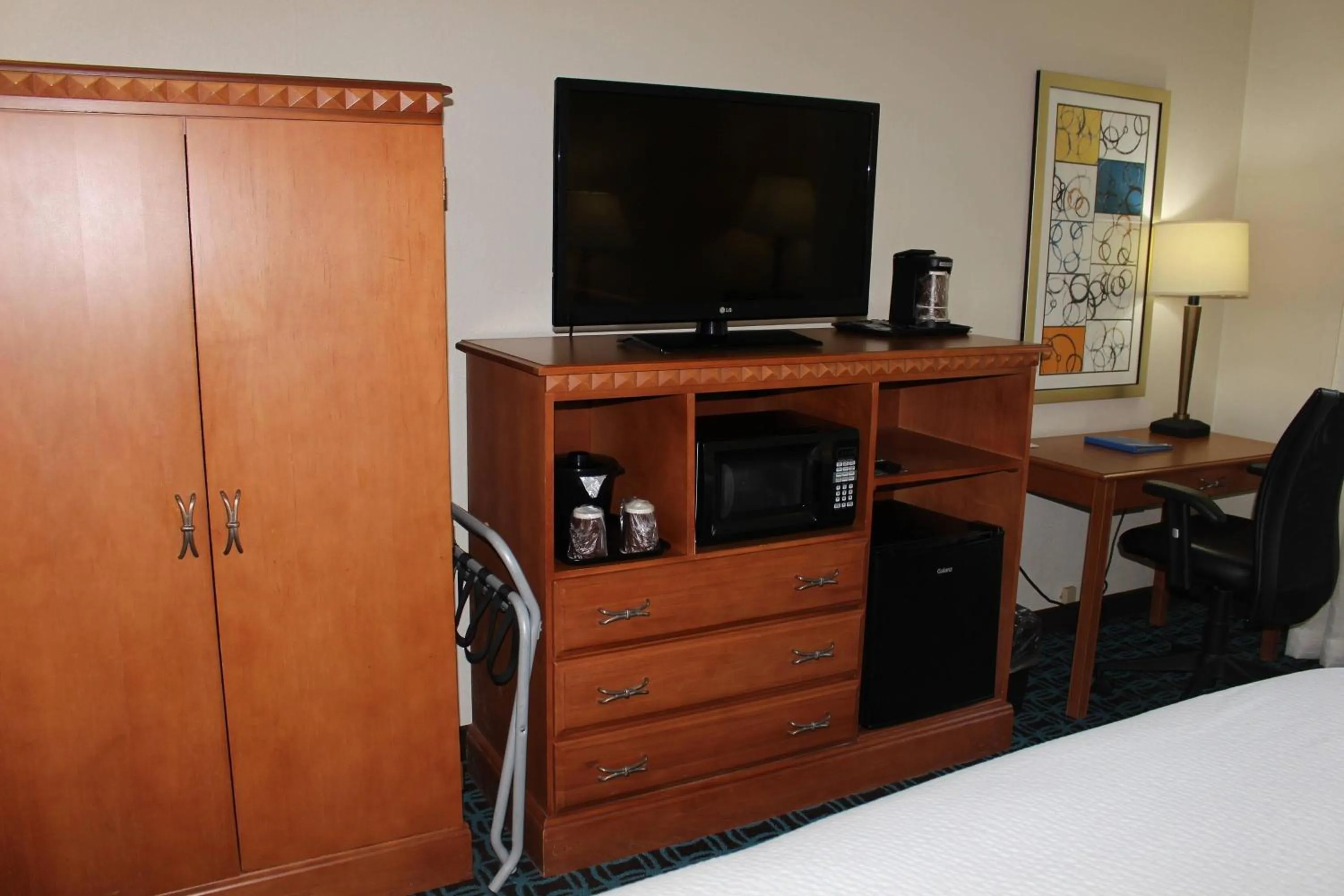 Photo of the whole room, Bed in Fairfield Inn & Suites Kansas City Liberty