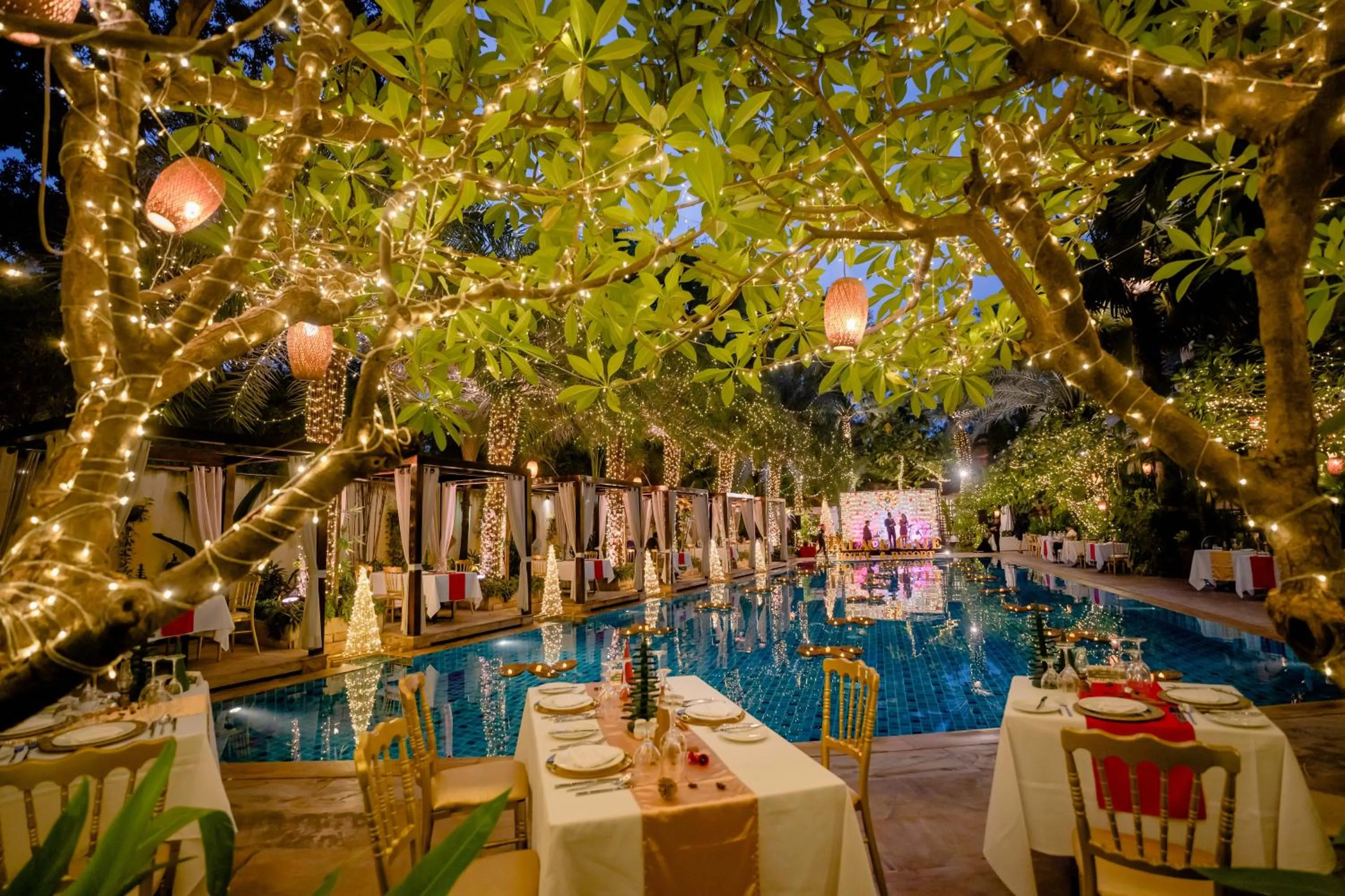 Restaurant/places to eat in Palace Gate Hotel & Resort by EHM