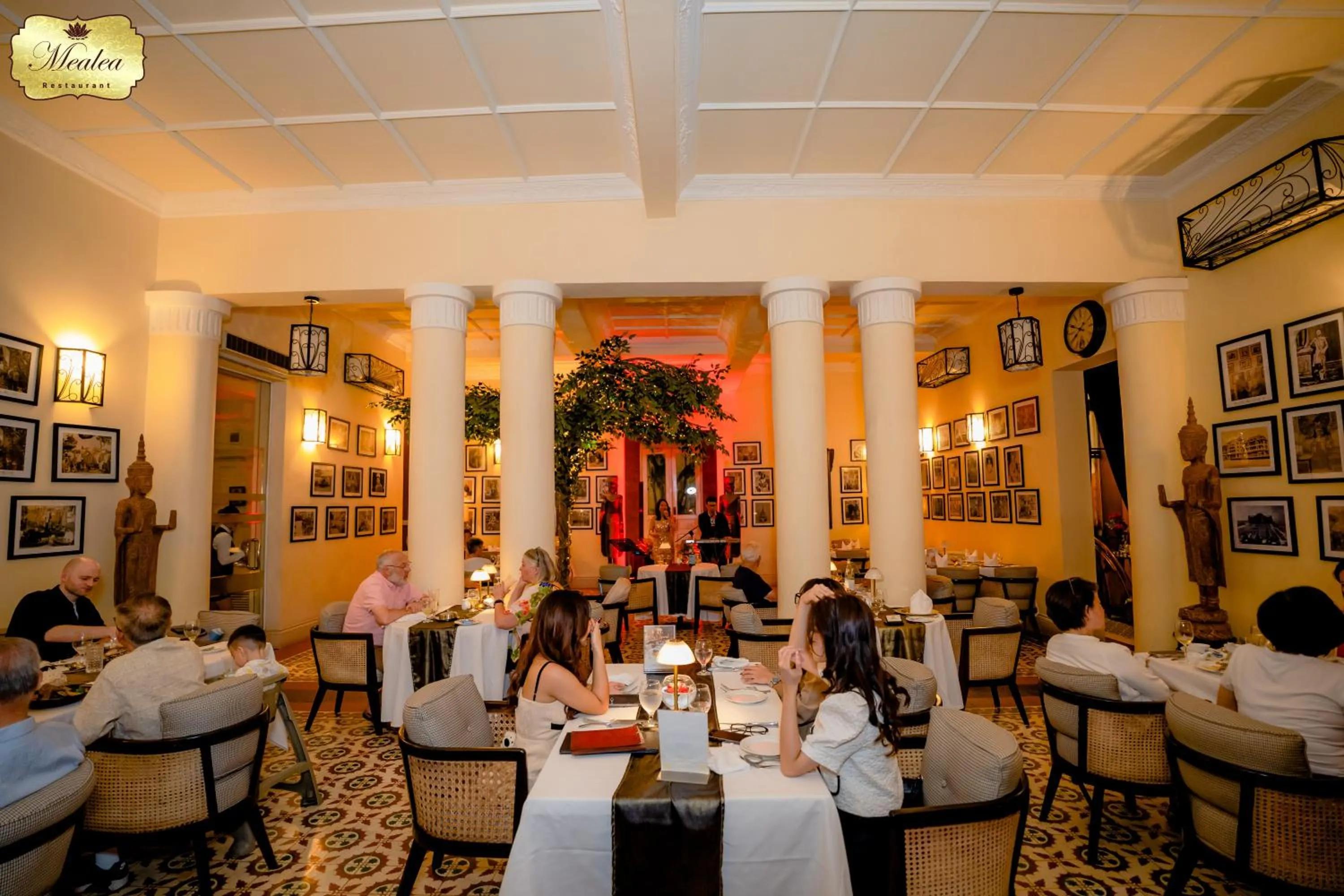 Restaurant/places to eat in Palace Gate Hotel & Resort by EHM