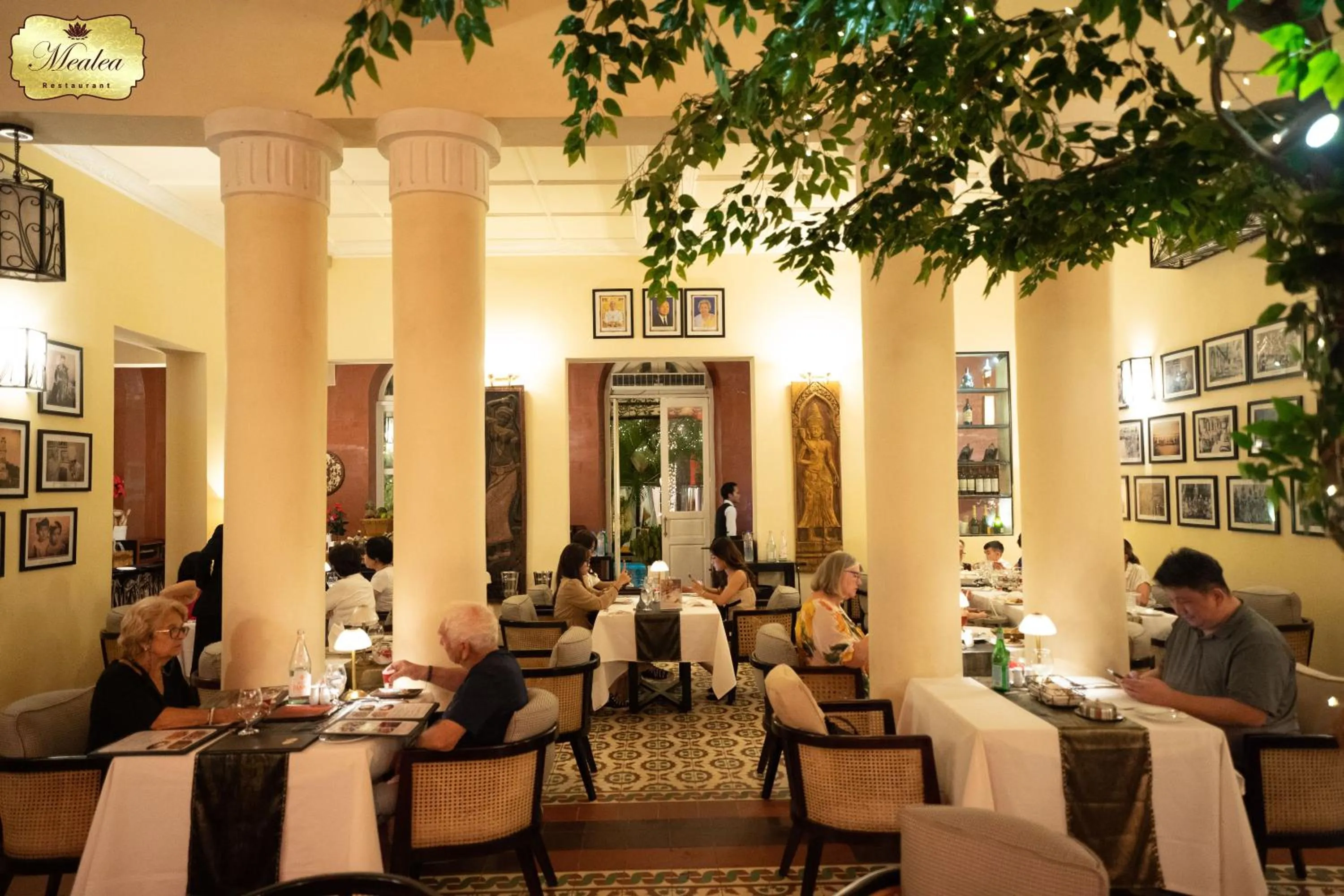 Restaurant/places to eat in Palace Gate Hotel & Resort by EHM