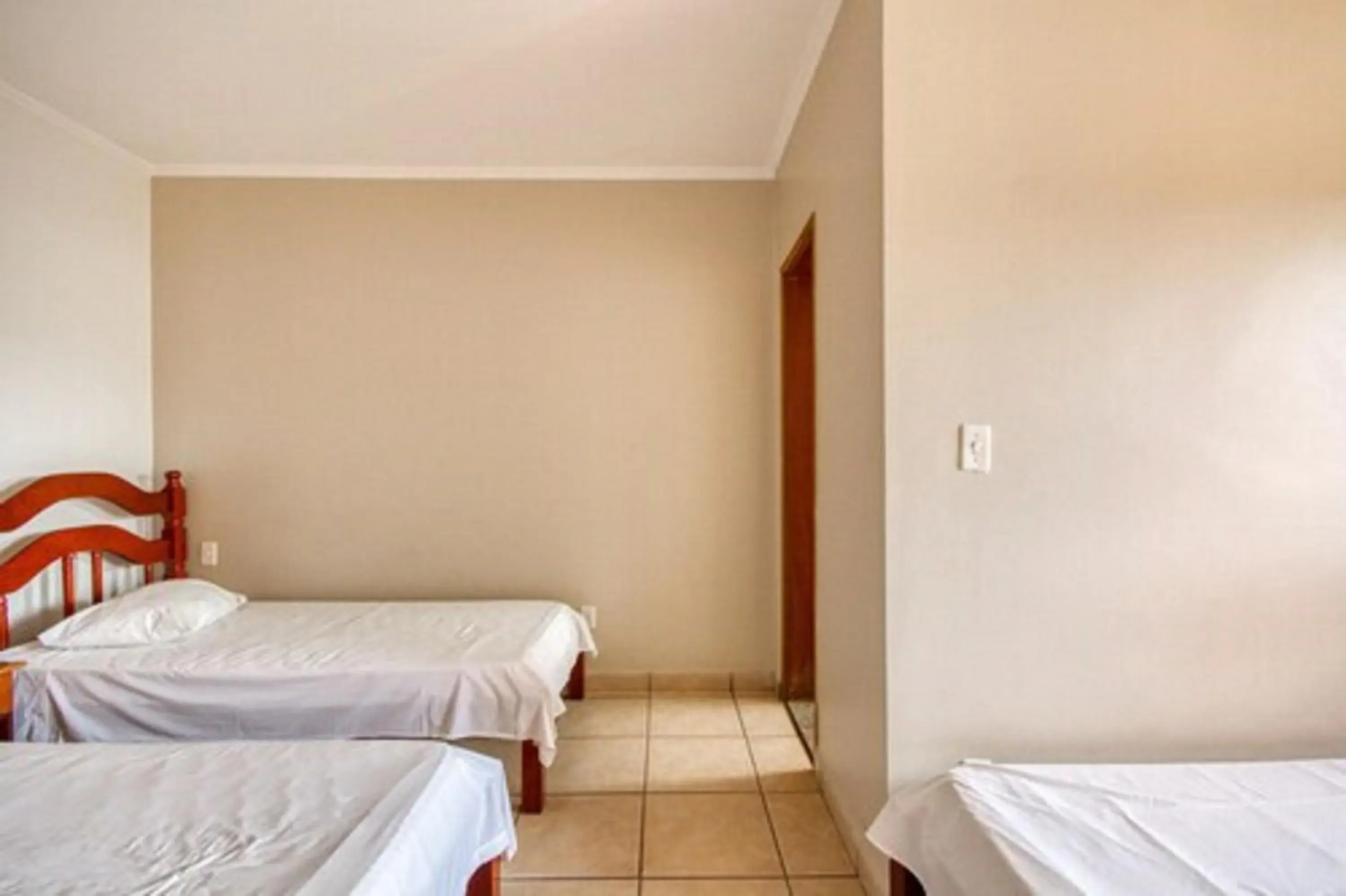 Triple Room (3 Single beds) in OYO Hotel Vila Rica, Ribeirão Preto Triple Room (3 Single beds) in OYO Hotel Vila Rica, Ribeirão Preto