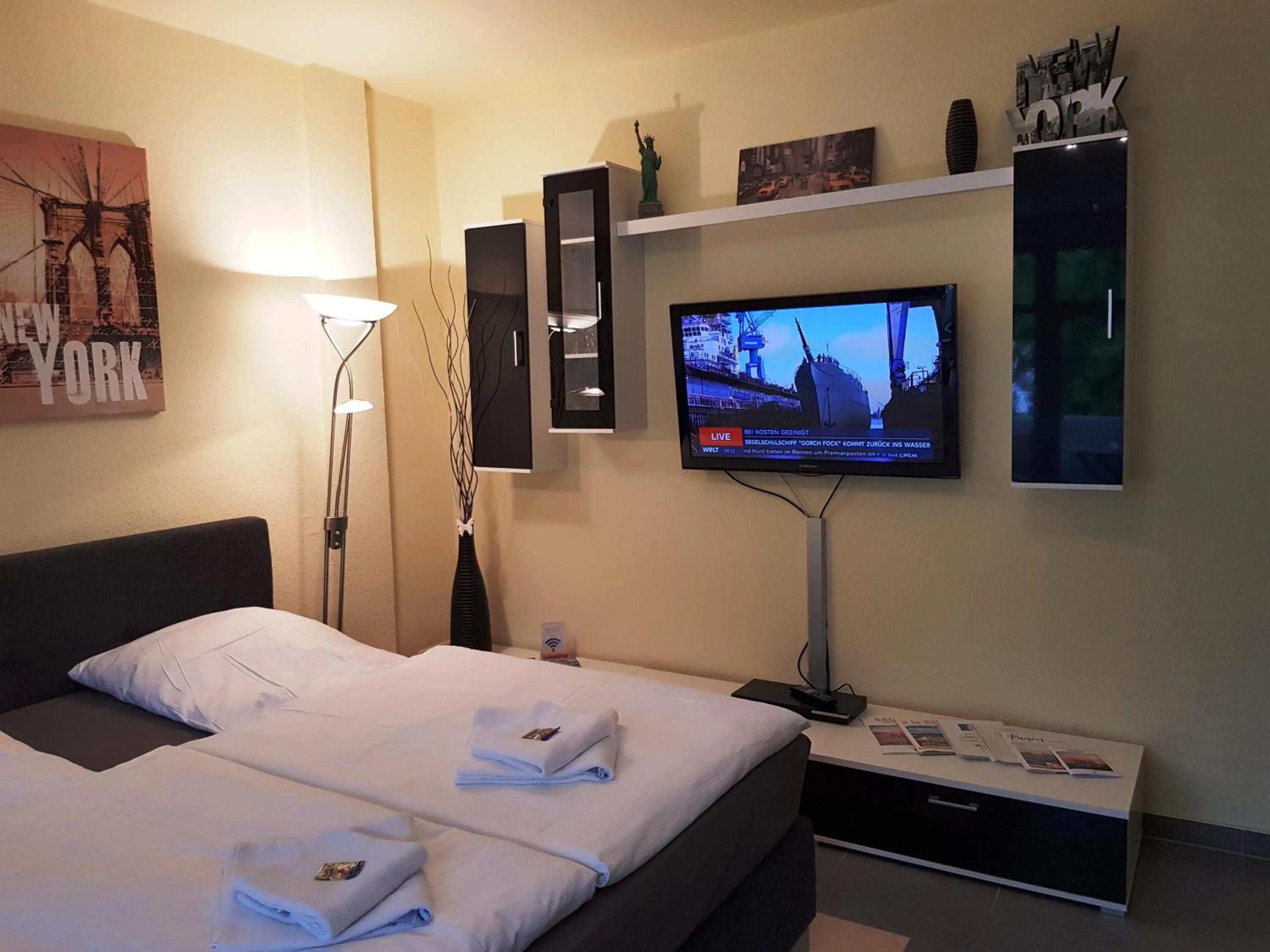 TV and multimedia, Bed in " Residenz Seeblick" Studio 15 Manhatten
