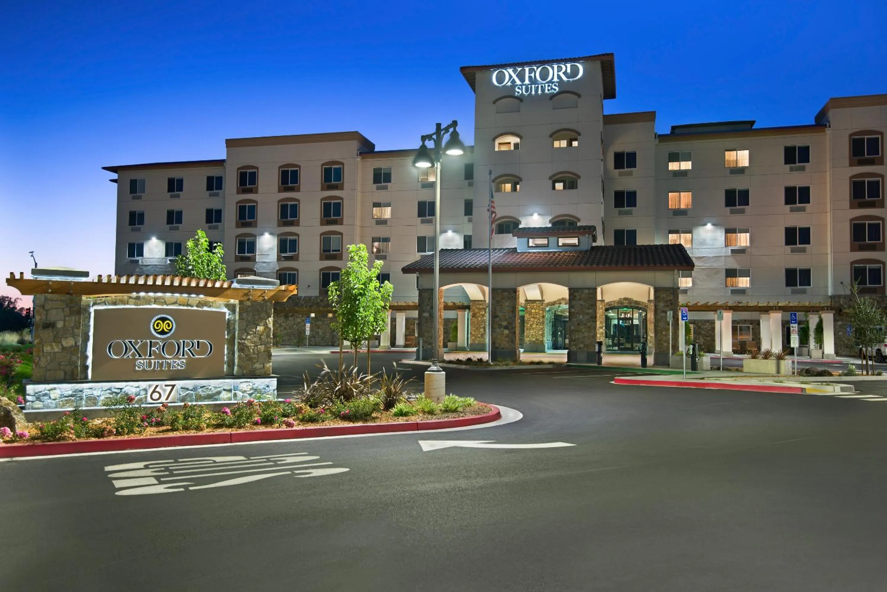 Facade/entrance in Oxford Suites Sonoma - Rohnert Park