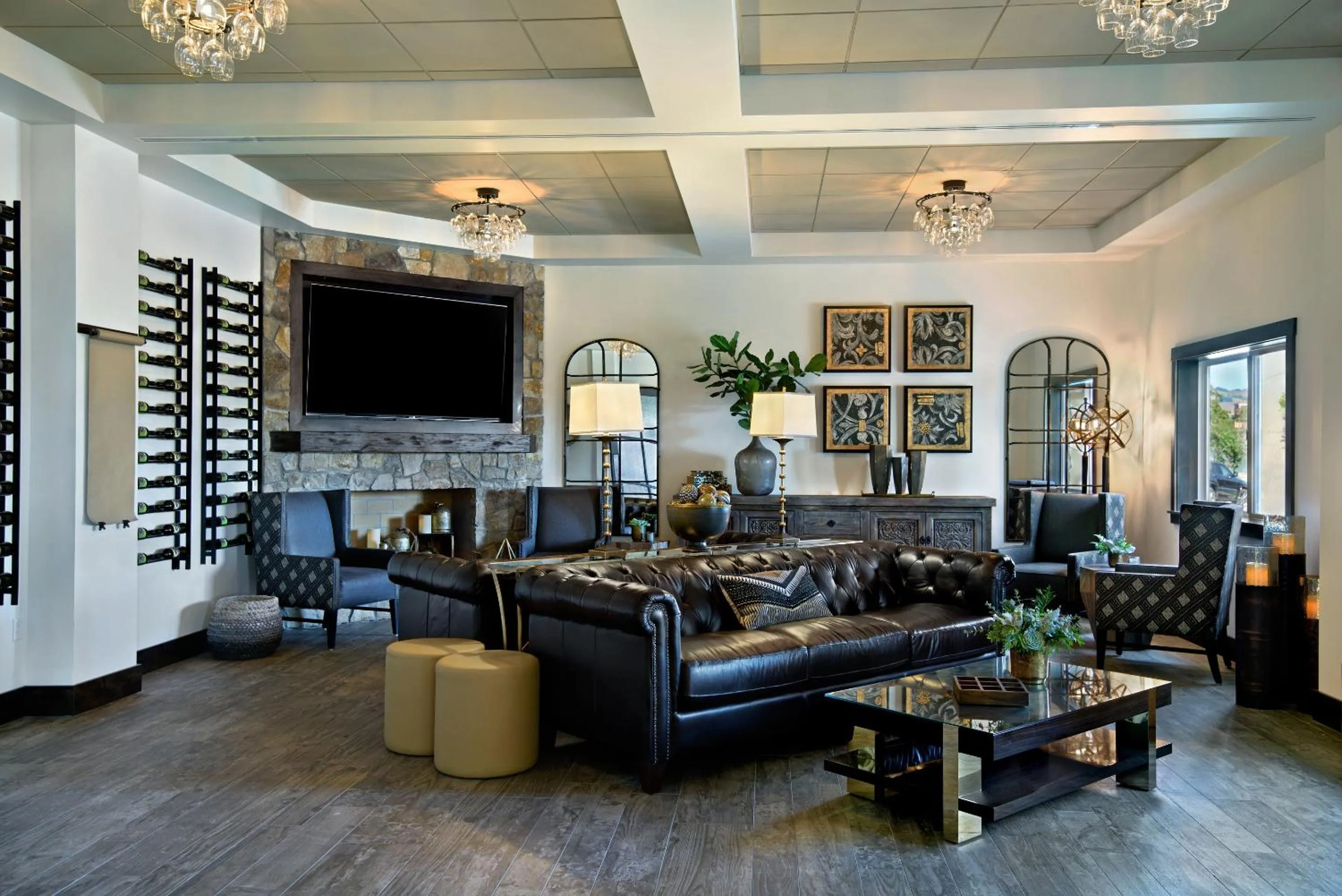 Communal lounge/ TV room in Oxford Suites Sonoma - Rohnert Park