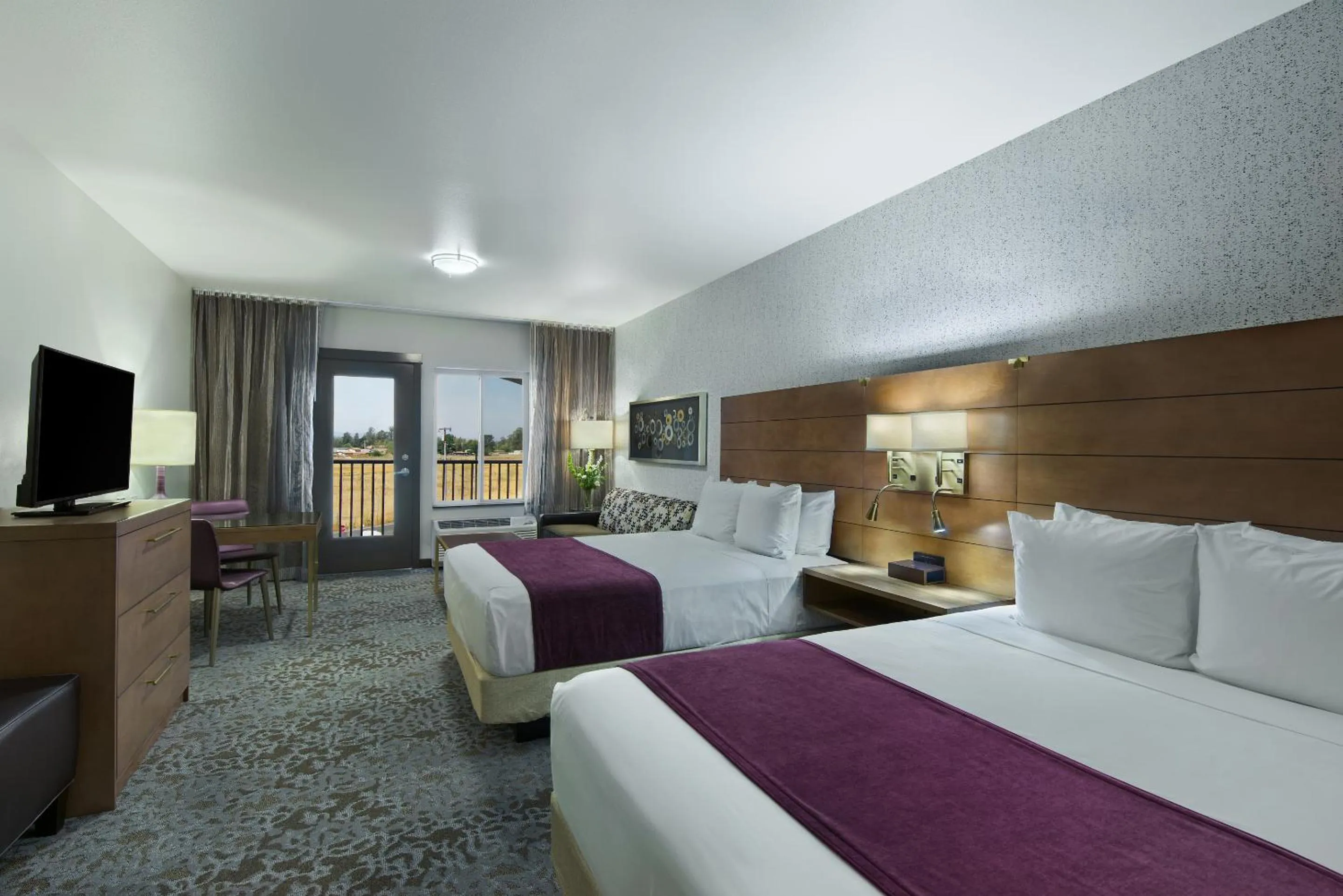 TV and multimedia, Bed in Oxford Suites Sonoma - Rohnert Park