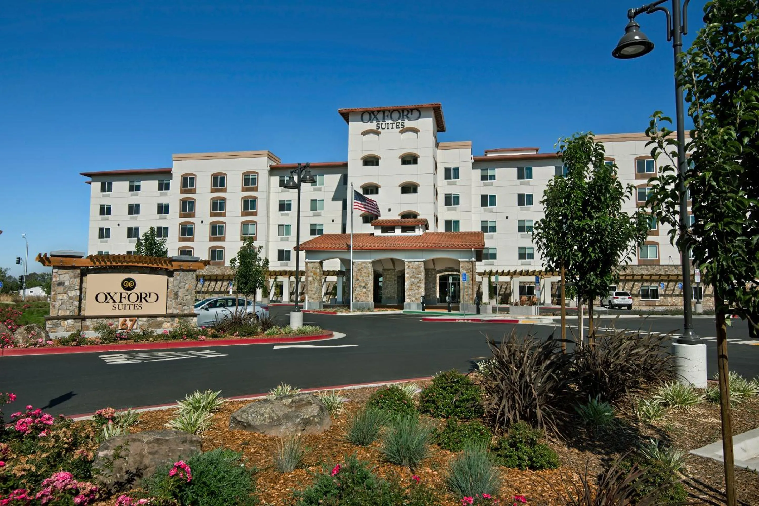 Facade/entrance in Oxford Suites Sonoma - Rohnert Park