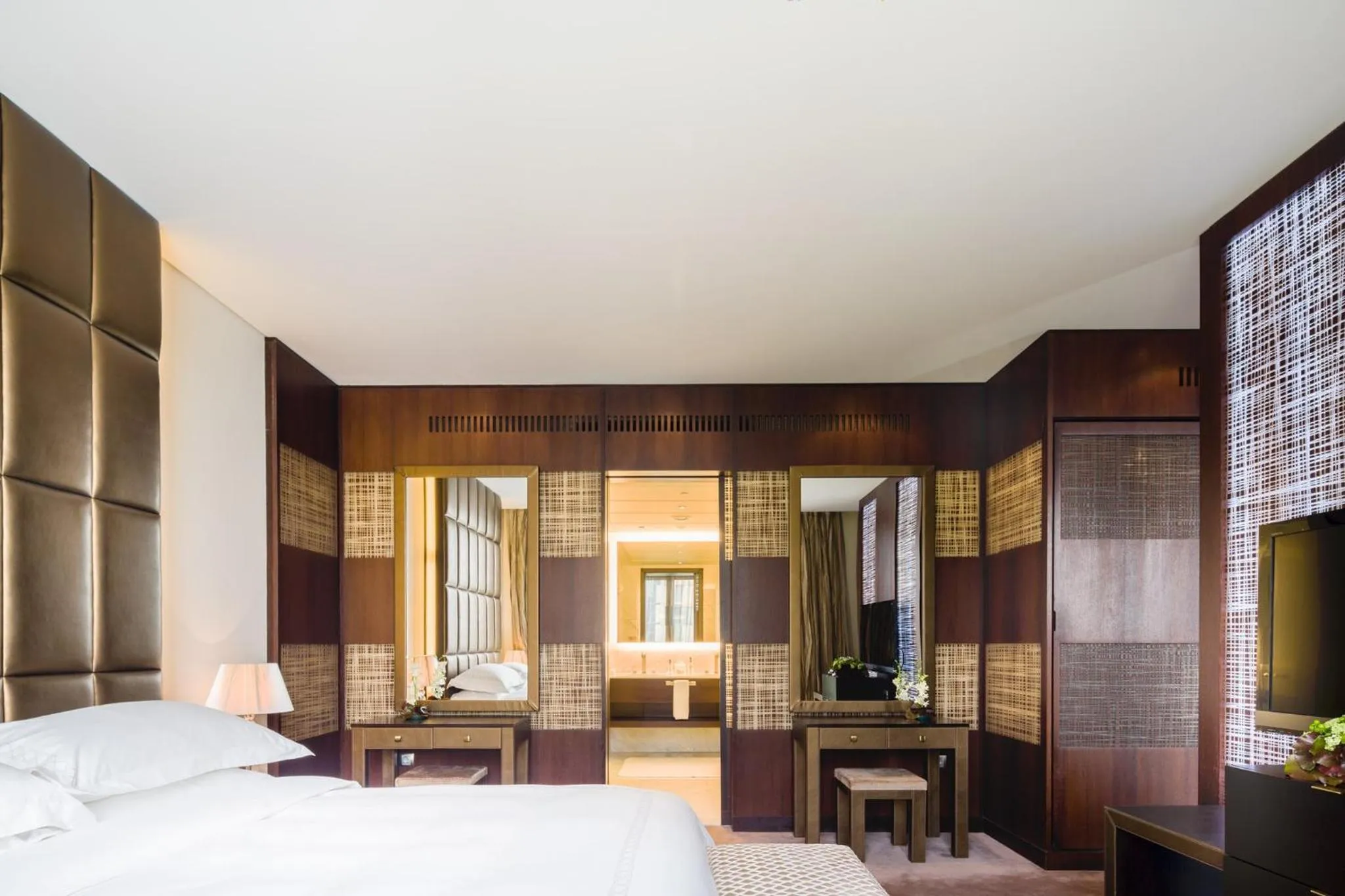 Photo of the whole room, Bed in Mandarin Oriental Al Faisaliah, Riyadh