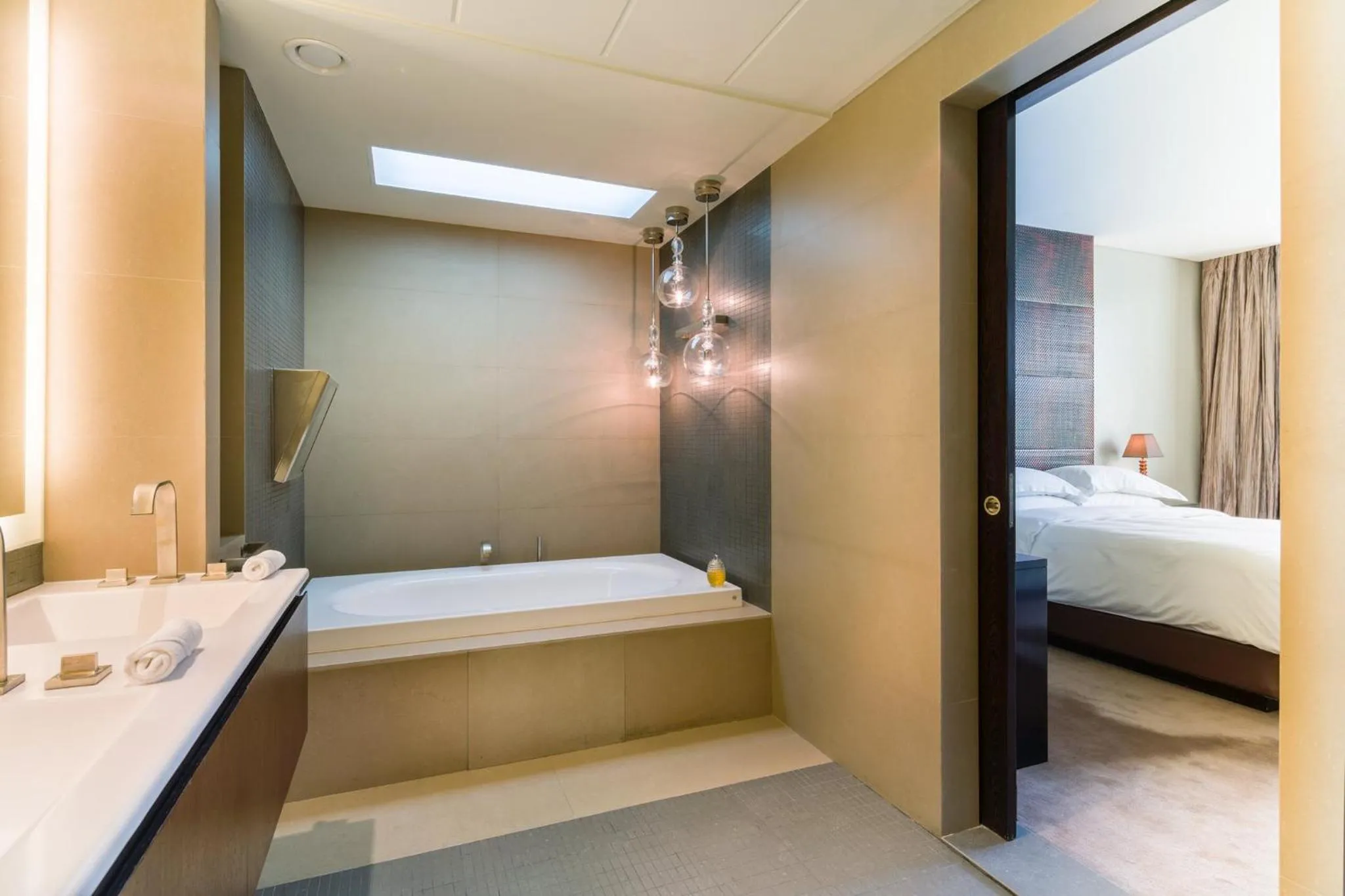 Bathroom, Bed in Mandarin Oriental Al Faisaliah, Riyadh