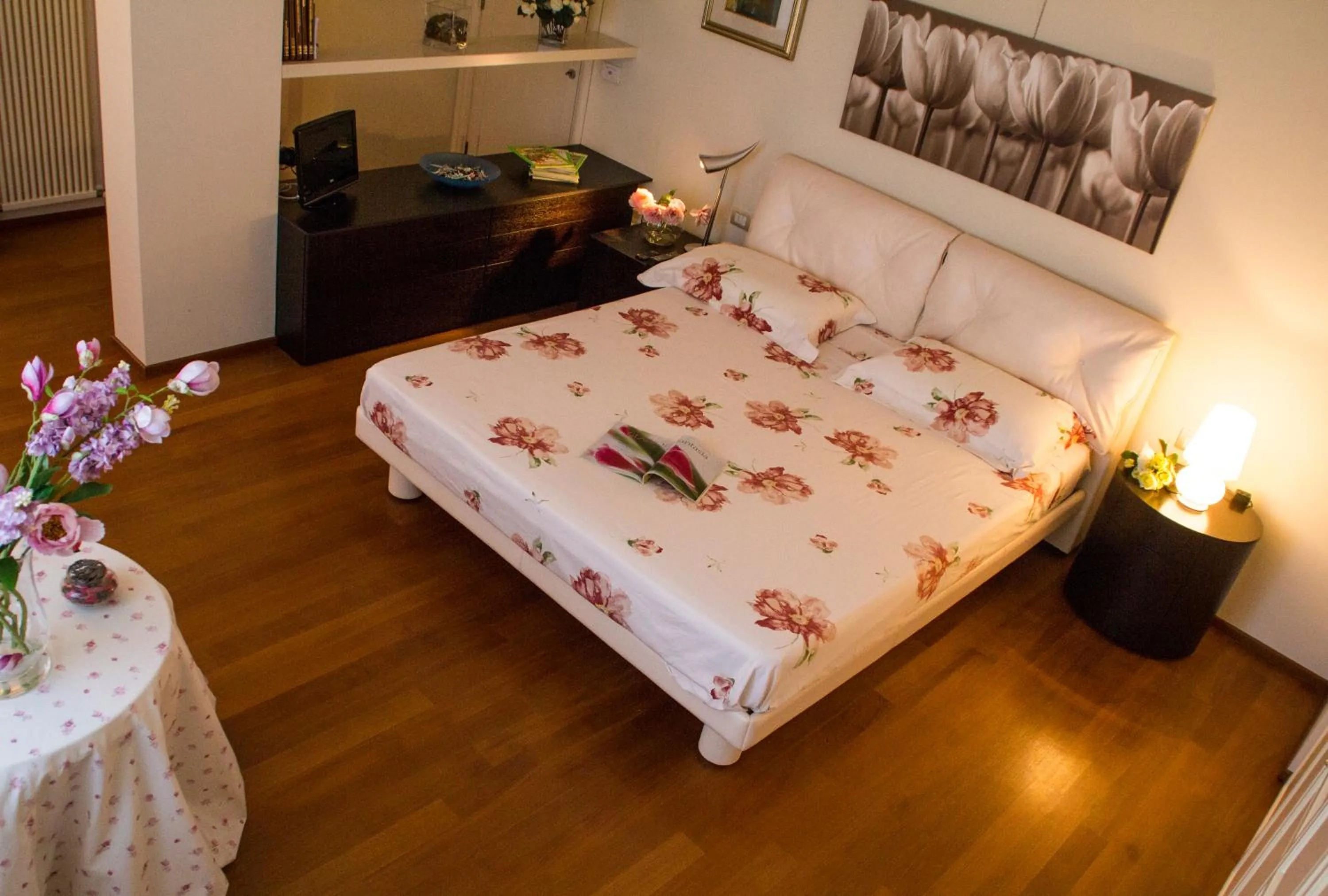 Photo of the whole room, Bed in Il Giardino delle Rose