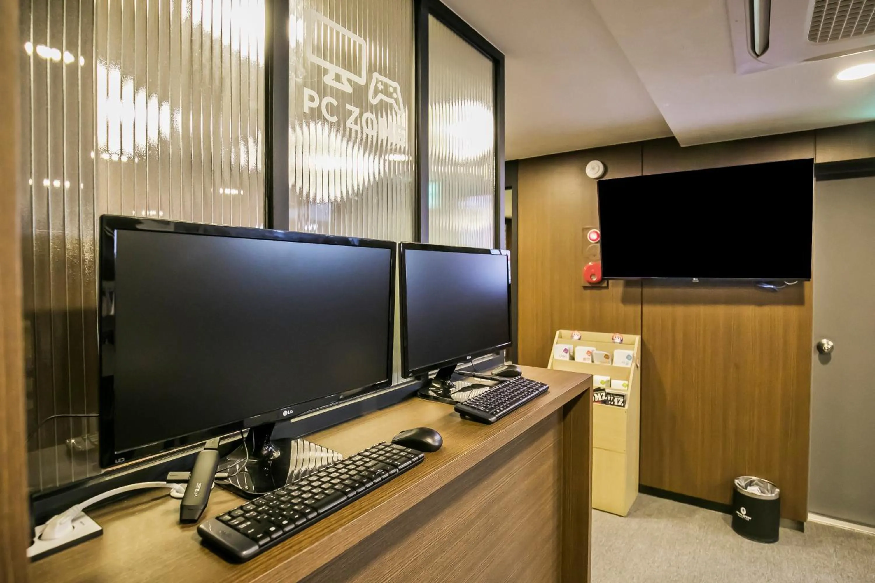 Communal lounge/ TV room in Philstay Myeongdong Station