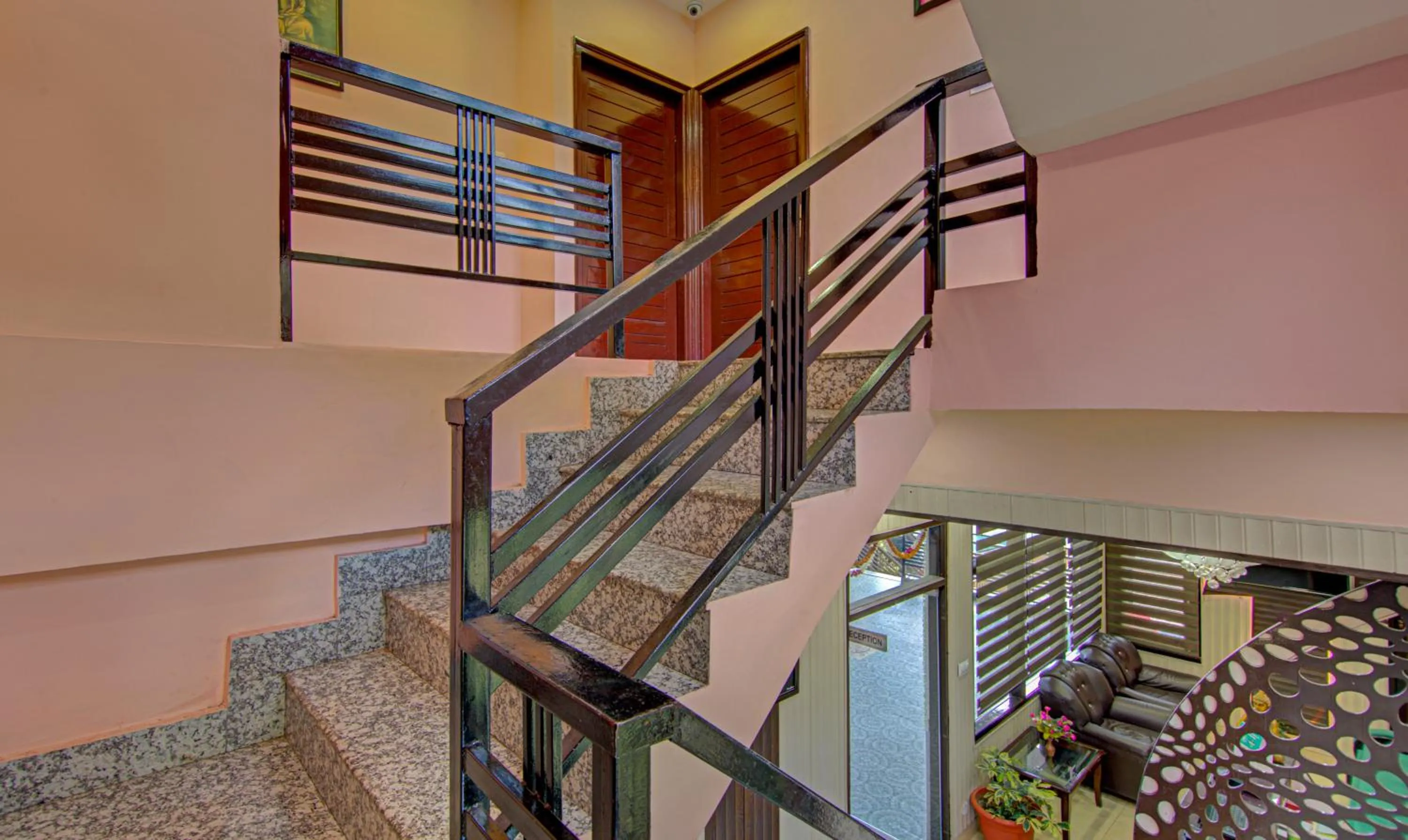 Lobby or reception in Treebo Roshan House with Valley View