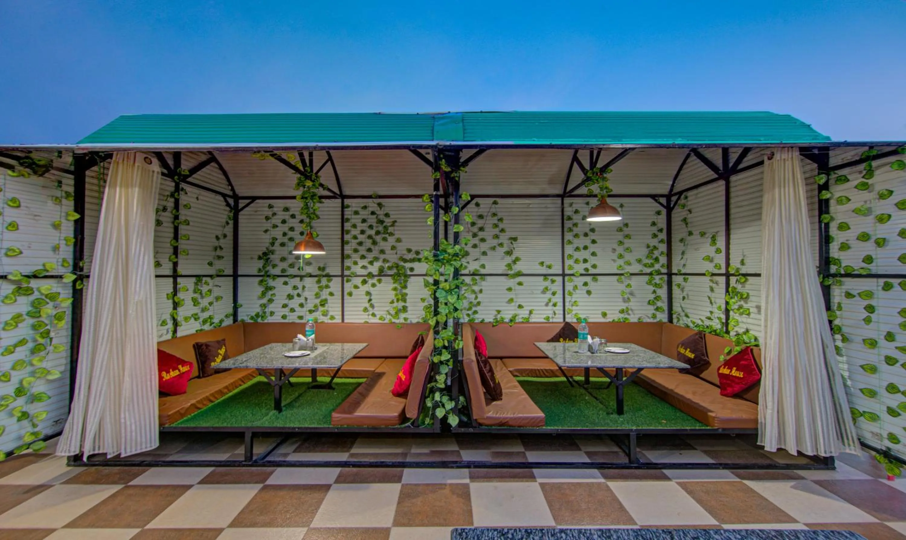 Restaurant/places to eat in Treebo Roshan House with Valley View