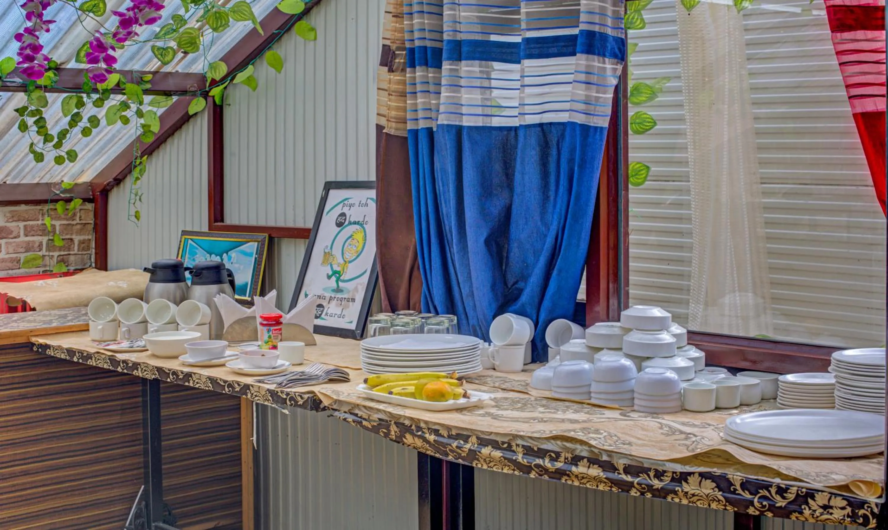 Restaurant/places to eat in Treebo Roshan House with Valley View