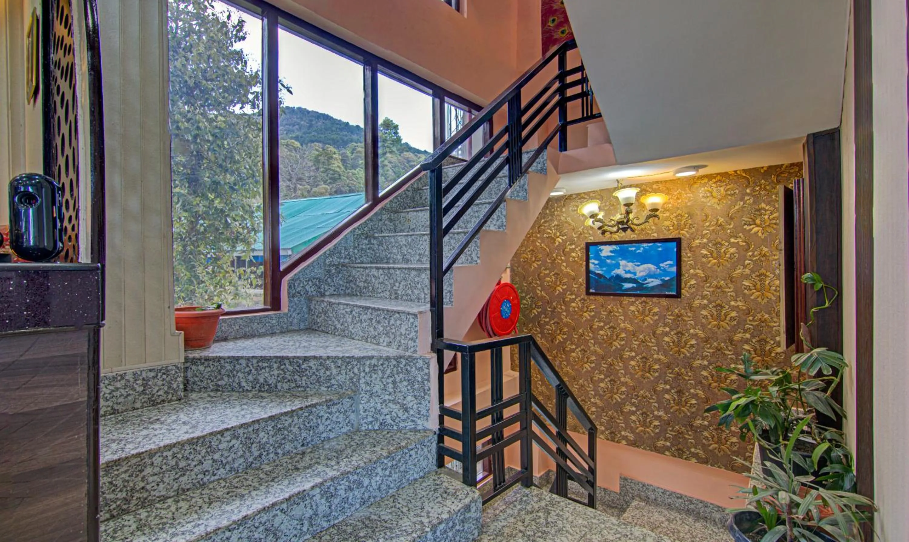 Lobby or reception in Treebo Roshan House with Valley View