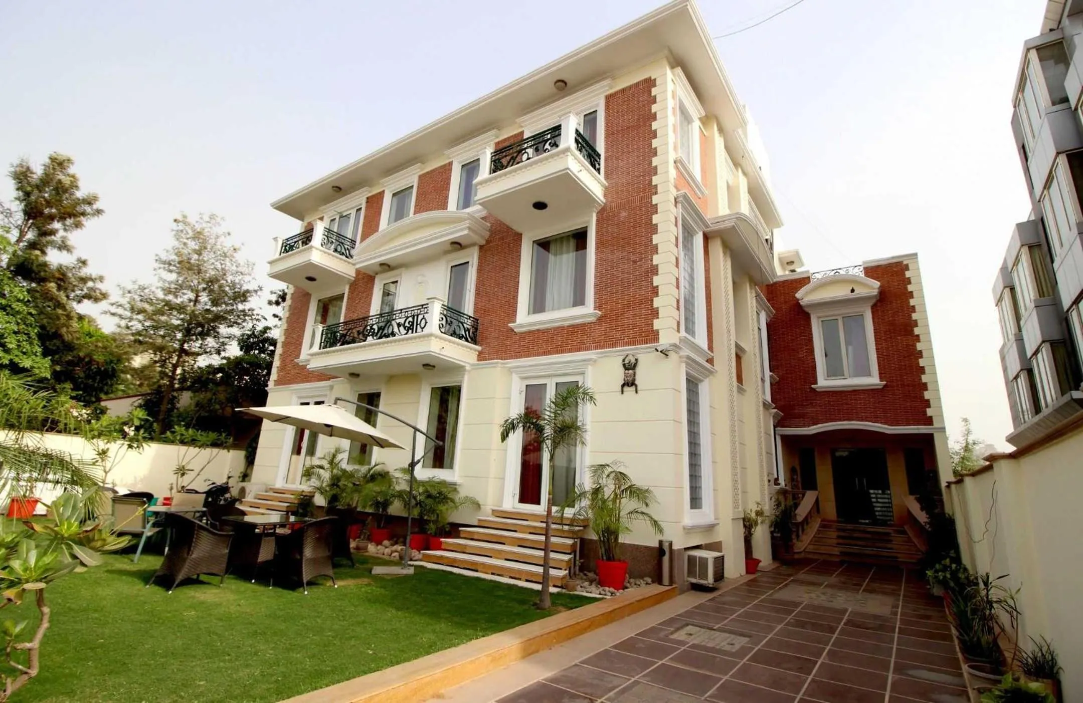 Facade/entrance in Collection O Sakshi